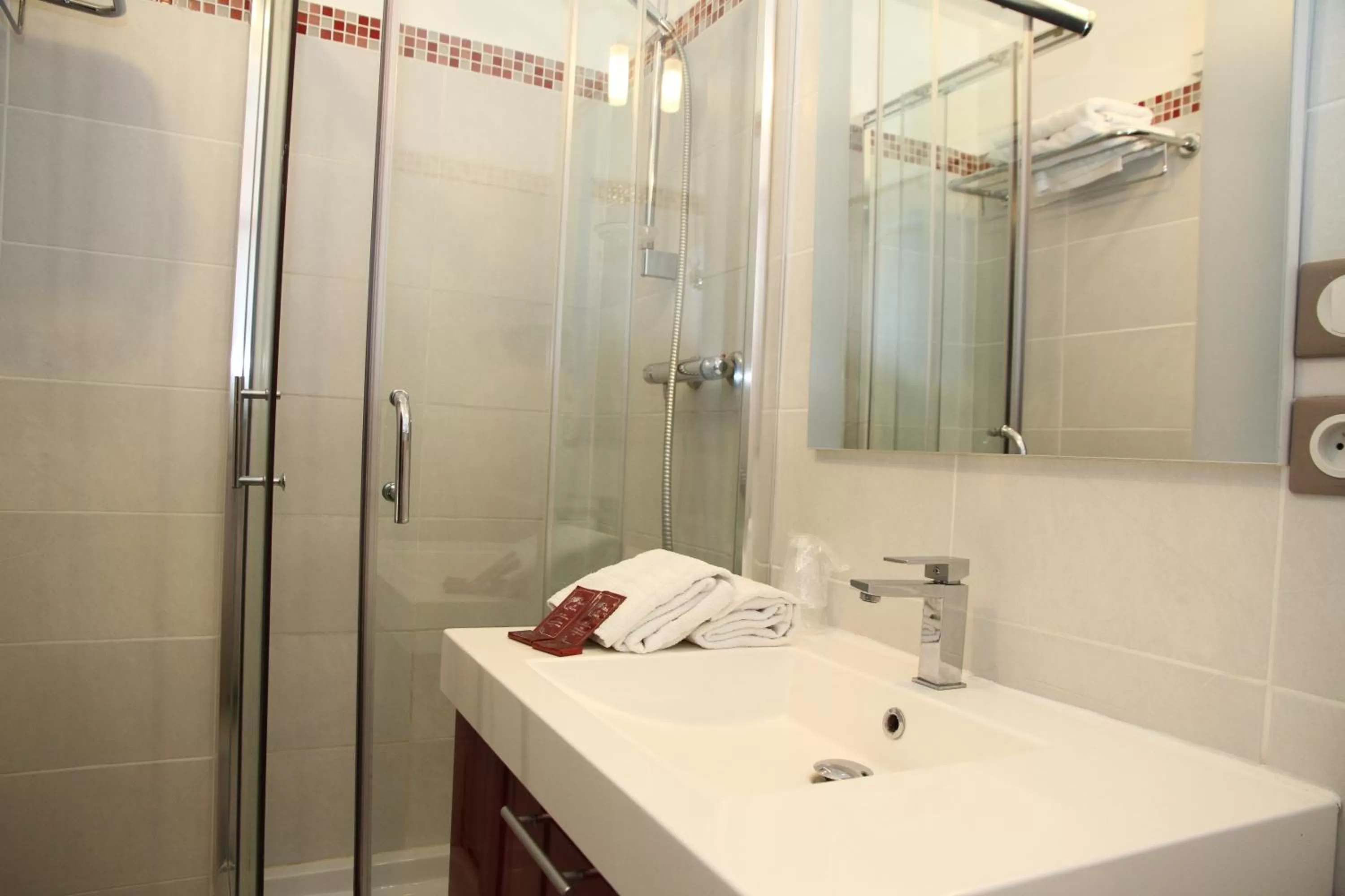 Shower in Hotel Saint Germain