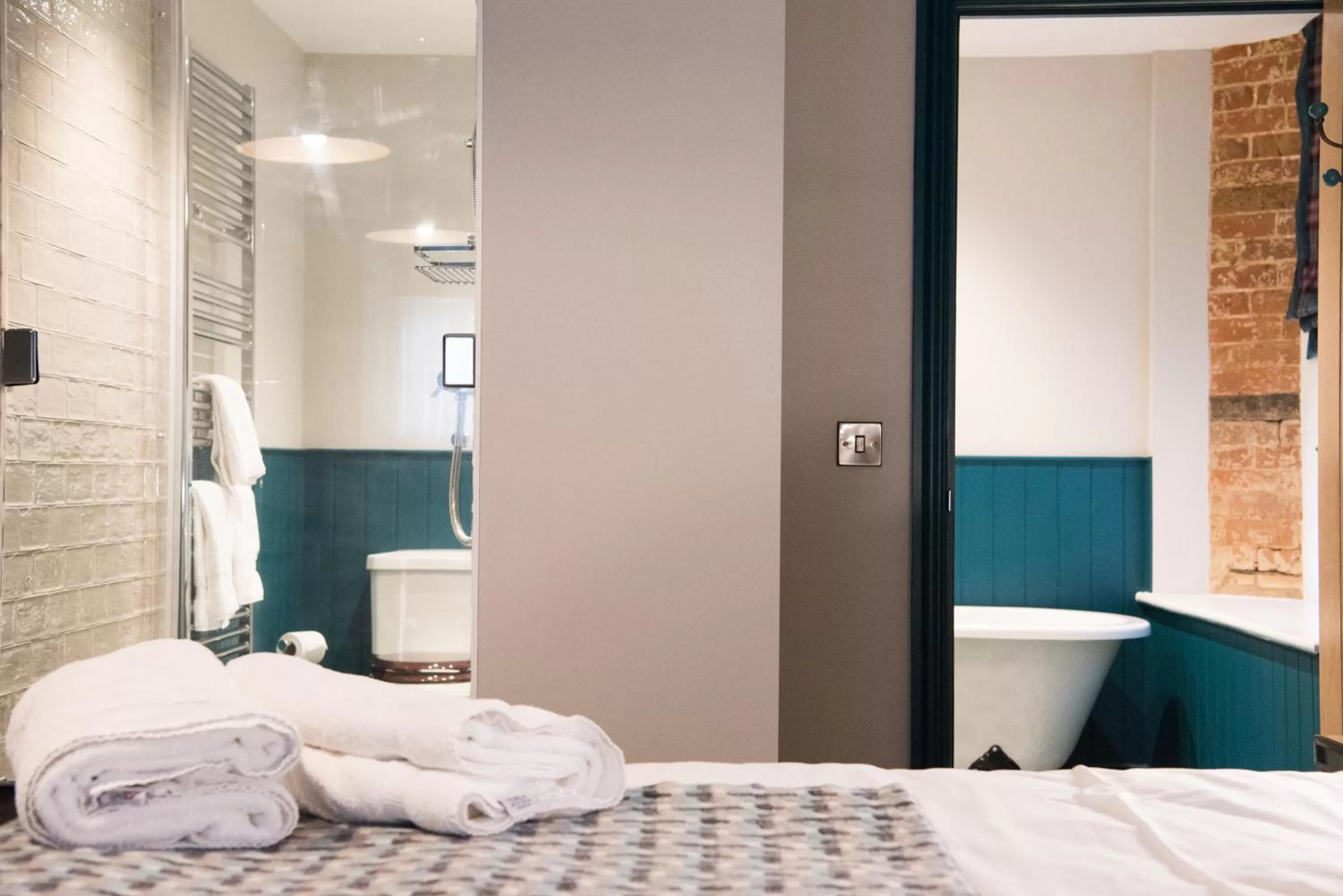 Bathroom, Bed in Helen Browning's Royal Oak