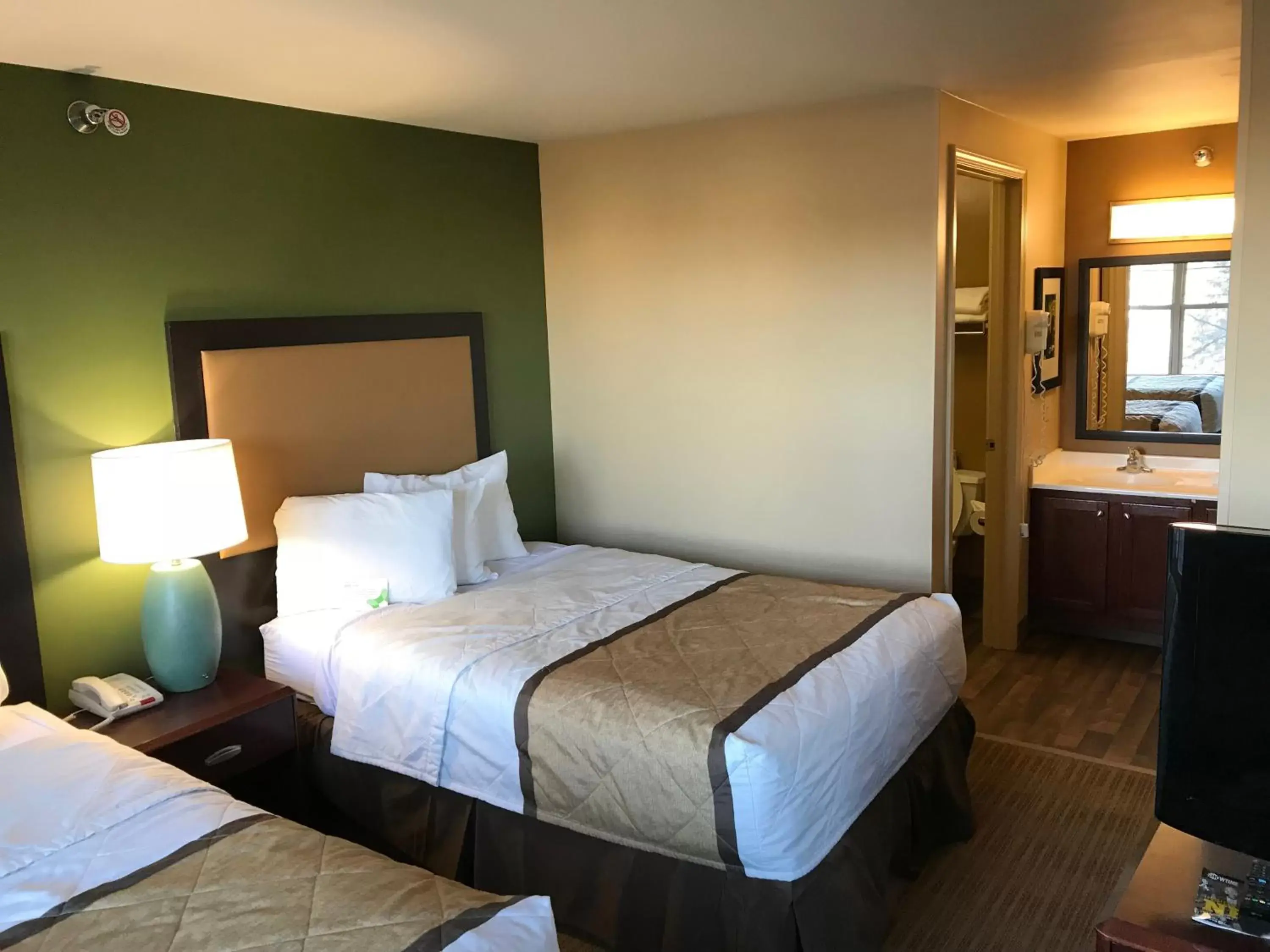 Bed in Extended Stay America Suites - Detroit - Auburn Hills - Featherstone Rd