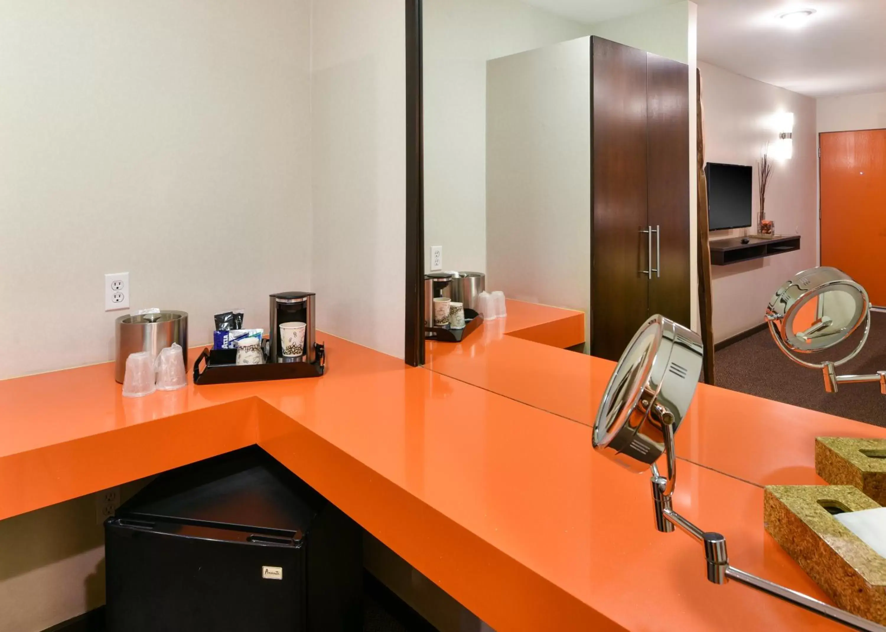 Kitchen/Kitchenette in The Tangerine - a Burbank Hotel