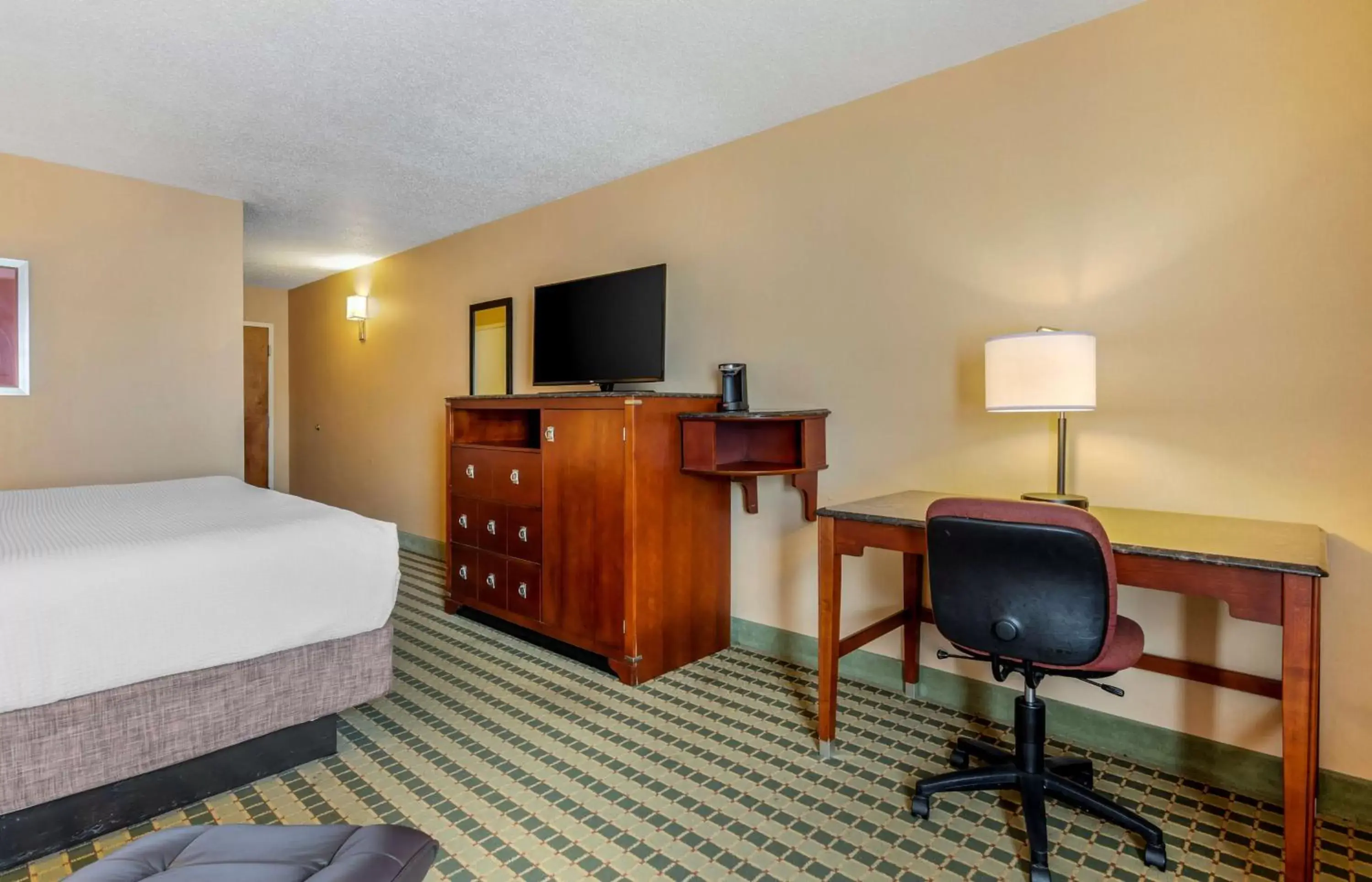 Bedroom, TV/Entertainment Center in BEST WESTERN PLUS Inn at Valley View