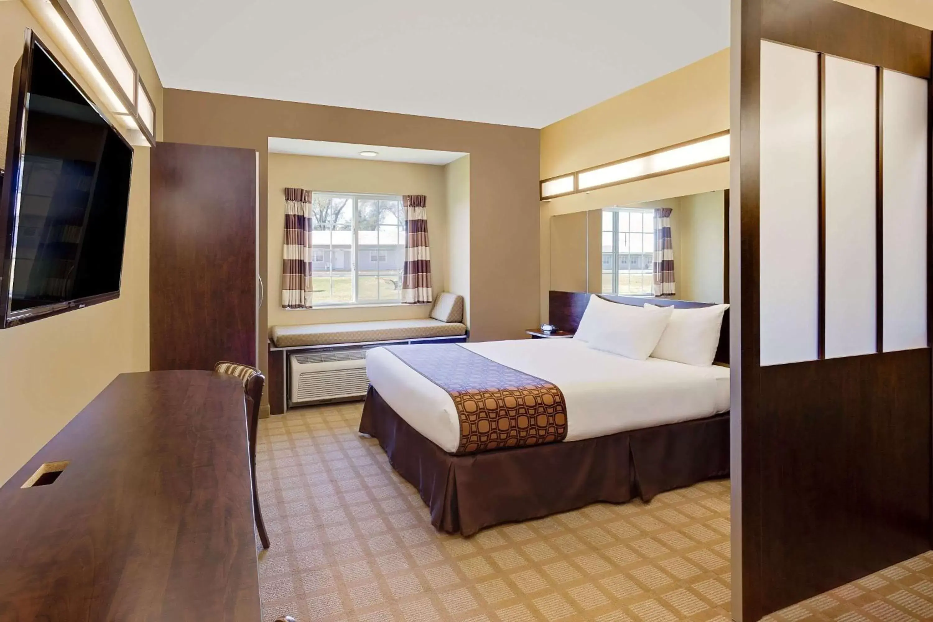 Photo of the whole room, Bed in Microtel Inn & Suites by Wyndham Prairie du Chien