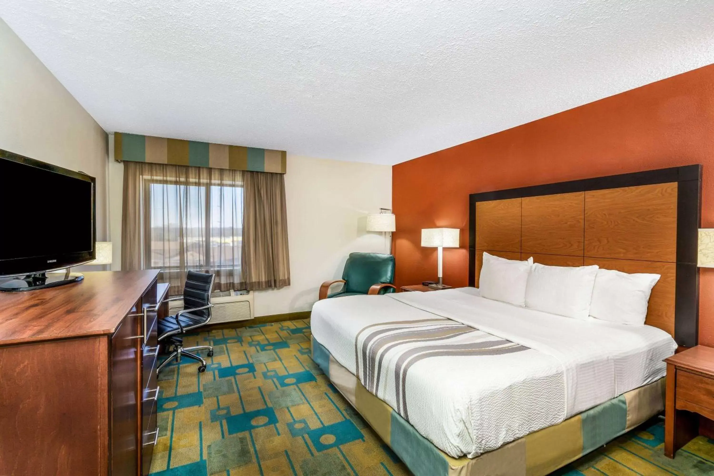 Photo of the whole room in La Quinta Inn & Suites by Wyndham Meridian