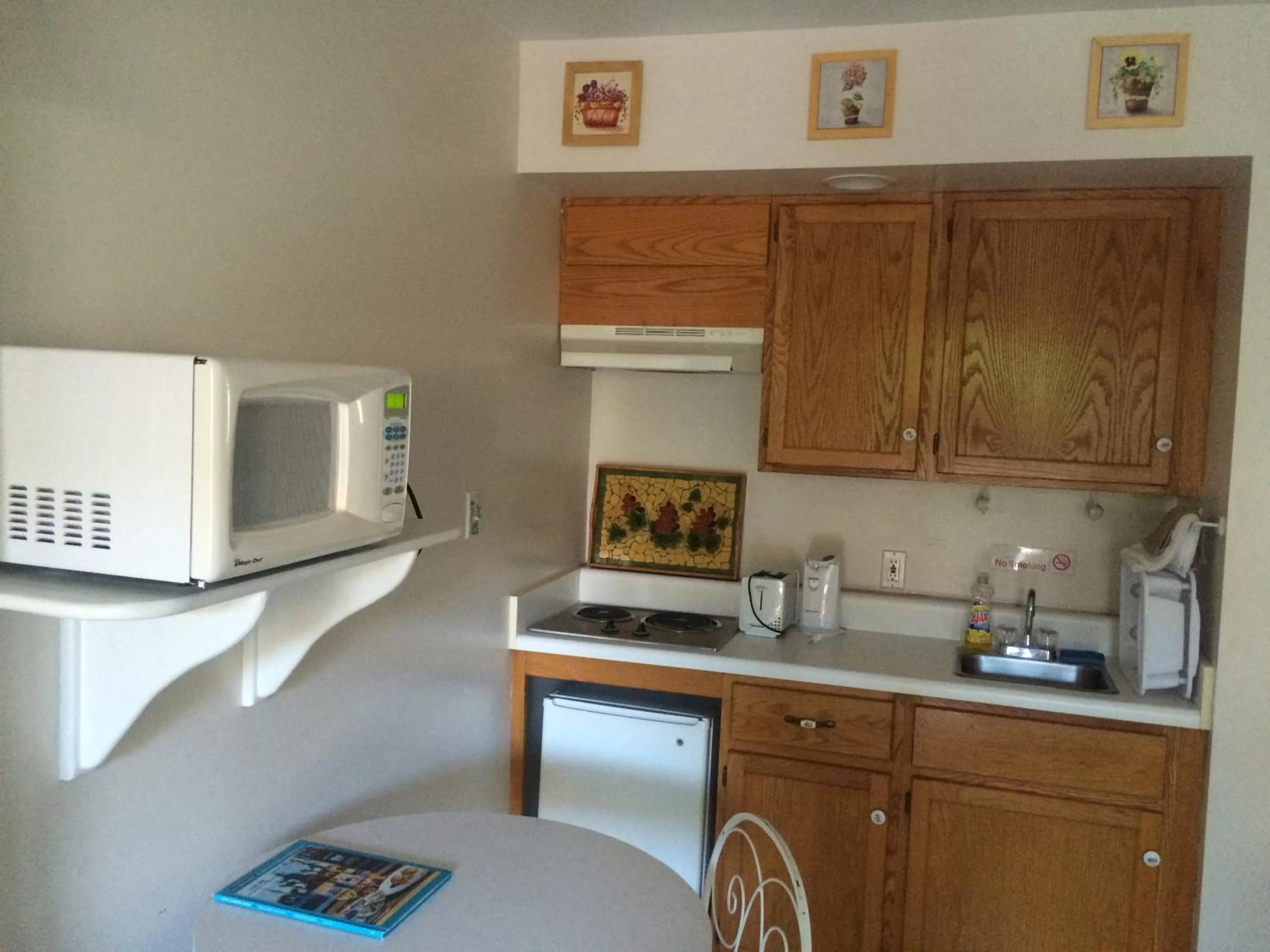Kitchen or kitchenette in Angie's Guest Cottage