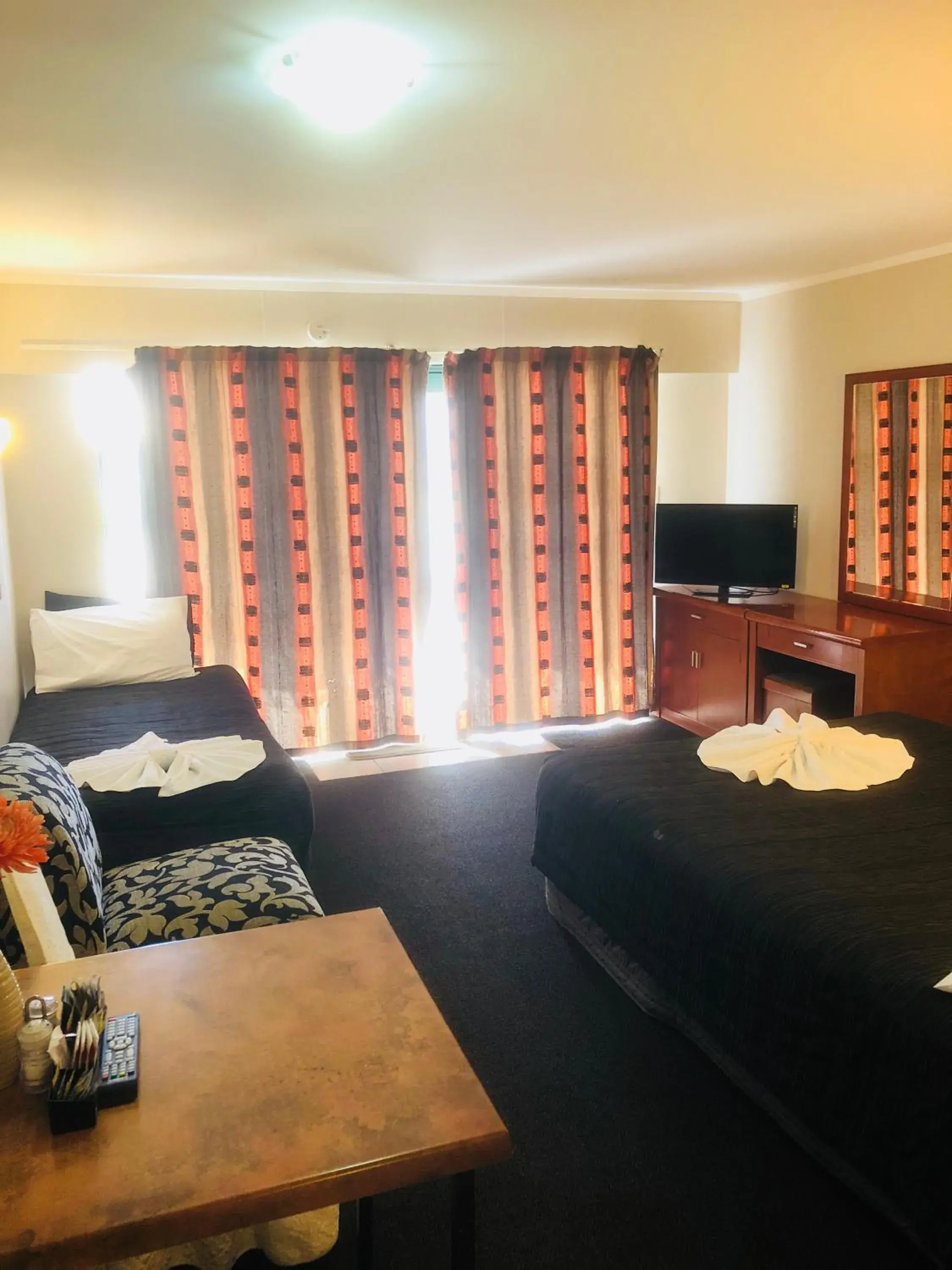 Living room, Bed in Gateway International Motel Living room, Bed in Gateway International Motel