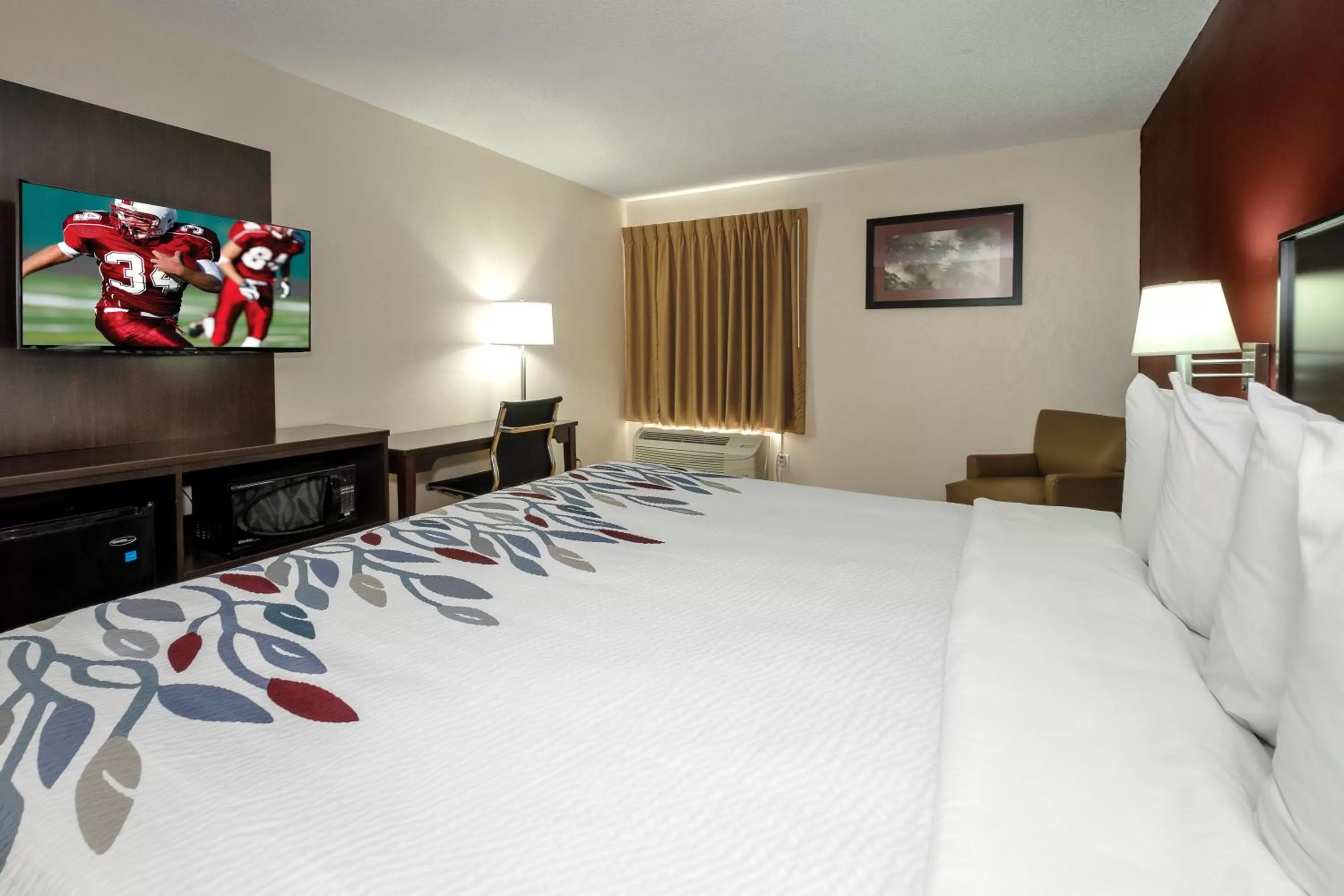 Photo of the whole room, Bed in Red Roof Inn Hillsville