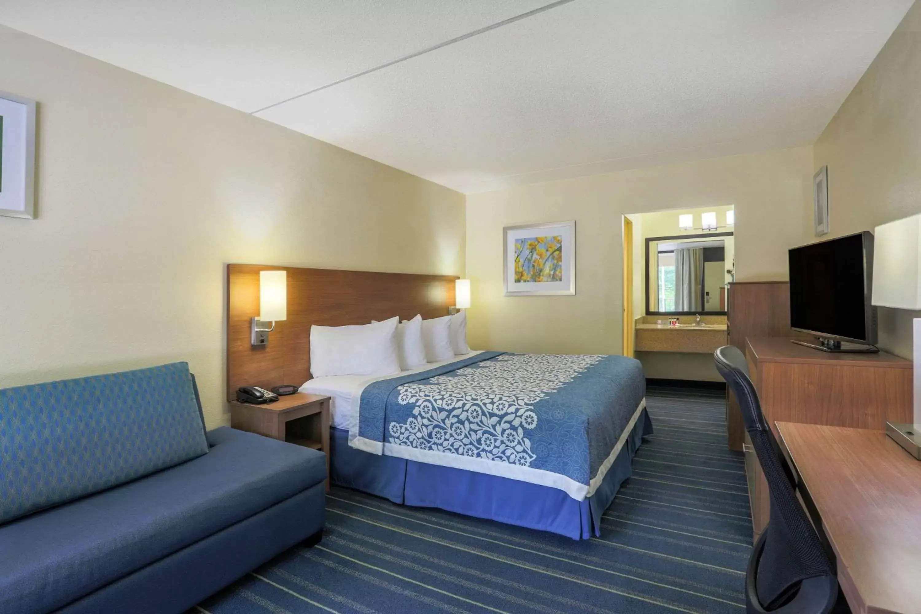 Photo of the whole room, TV/Entertainment Center in Days Inn by Wyndham Newark Wilmington