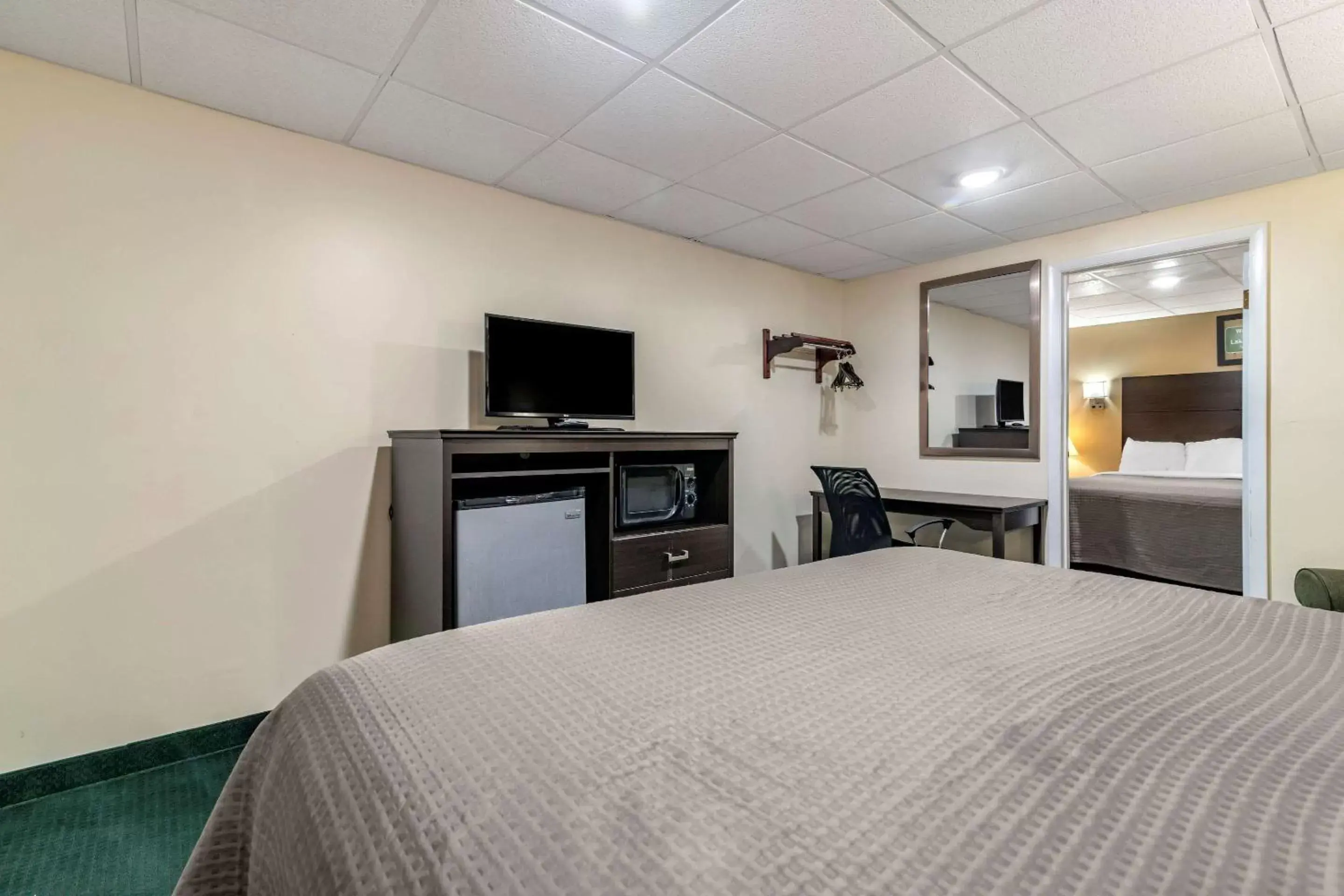 Photo of the whole room, Bed in Rodeway Inn Lake George Outlets Photo of the whole room, Bed in Rodeway Inn Lake George Outlets