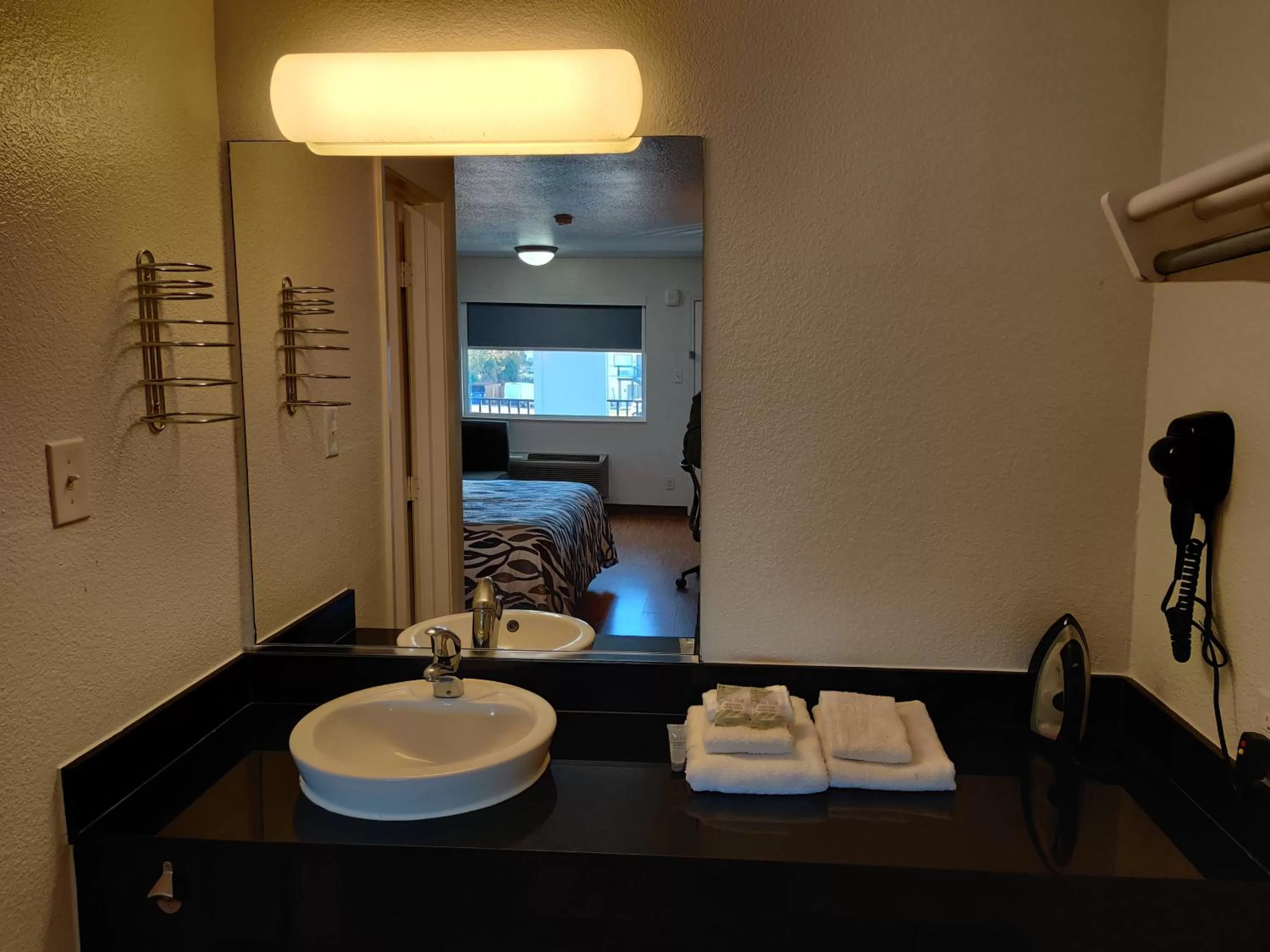 Deluxe King Room Smoking in Red Roof Inn Houston - Jersey Village