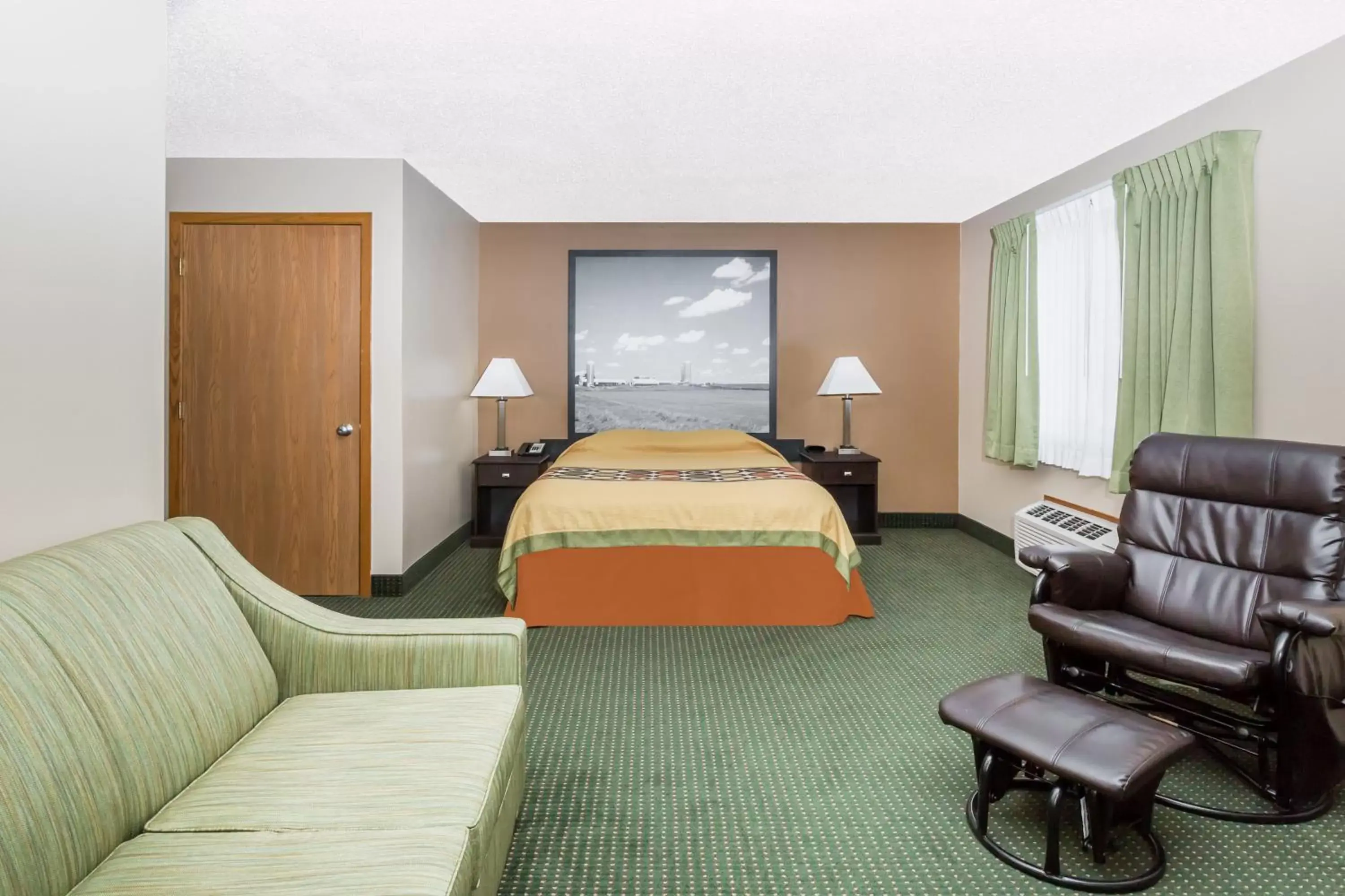 Photo of the whole room in Super 8 by Wyndham Jefferson