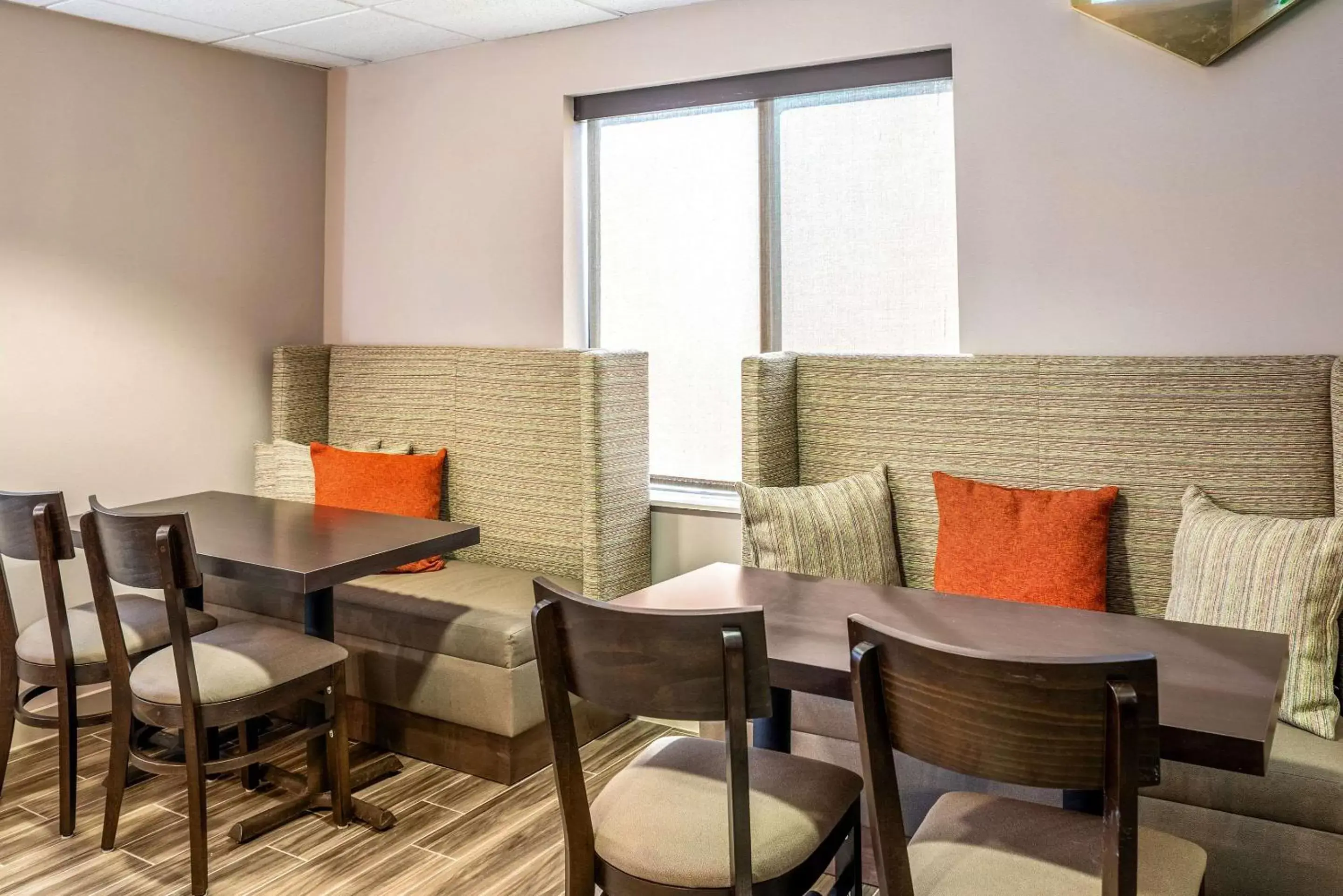 Restaurant/Places to Eat in Sleep Inn & Suites Harrisonburg near University