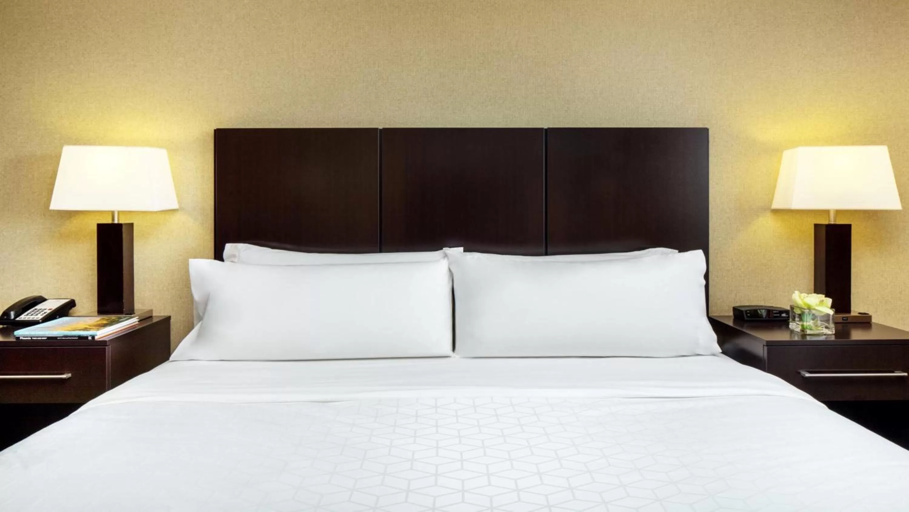 Photo of the whole room, Bed in Holiday Inn Phoenix/Chandler by IHG