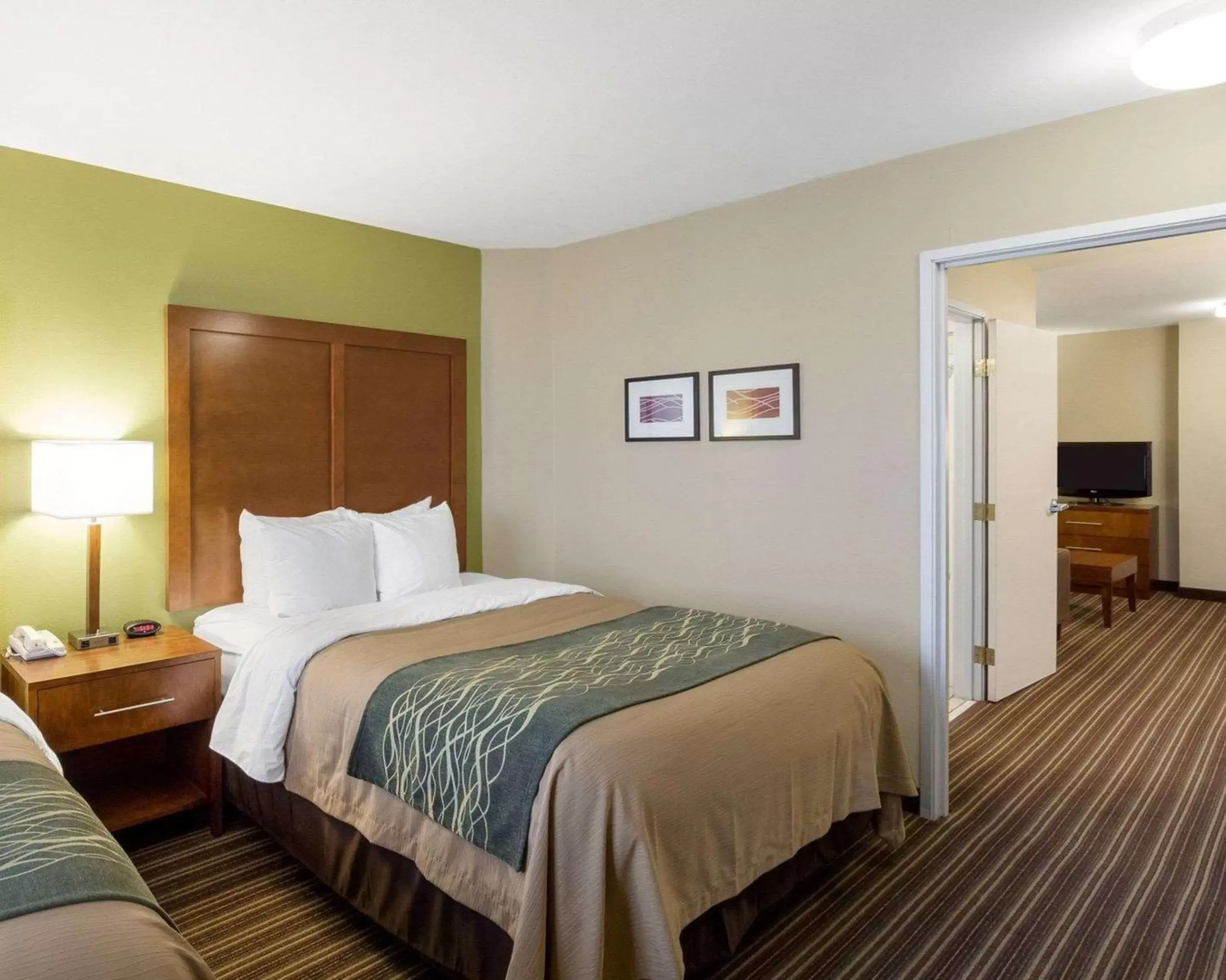 Photo of the whole room, Bed in Comfort Inn & Suites Fayetteville-University Area