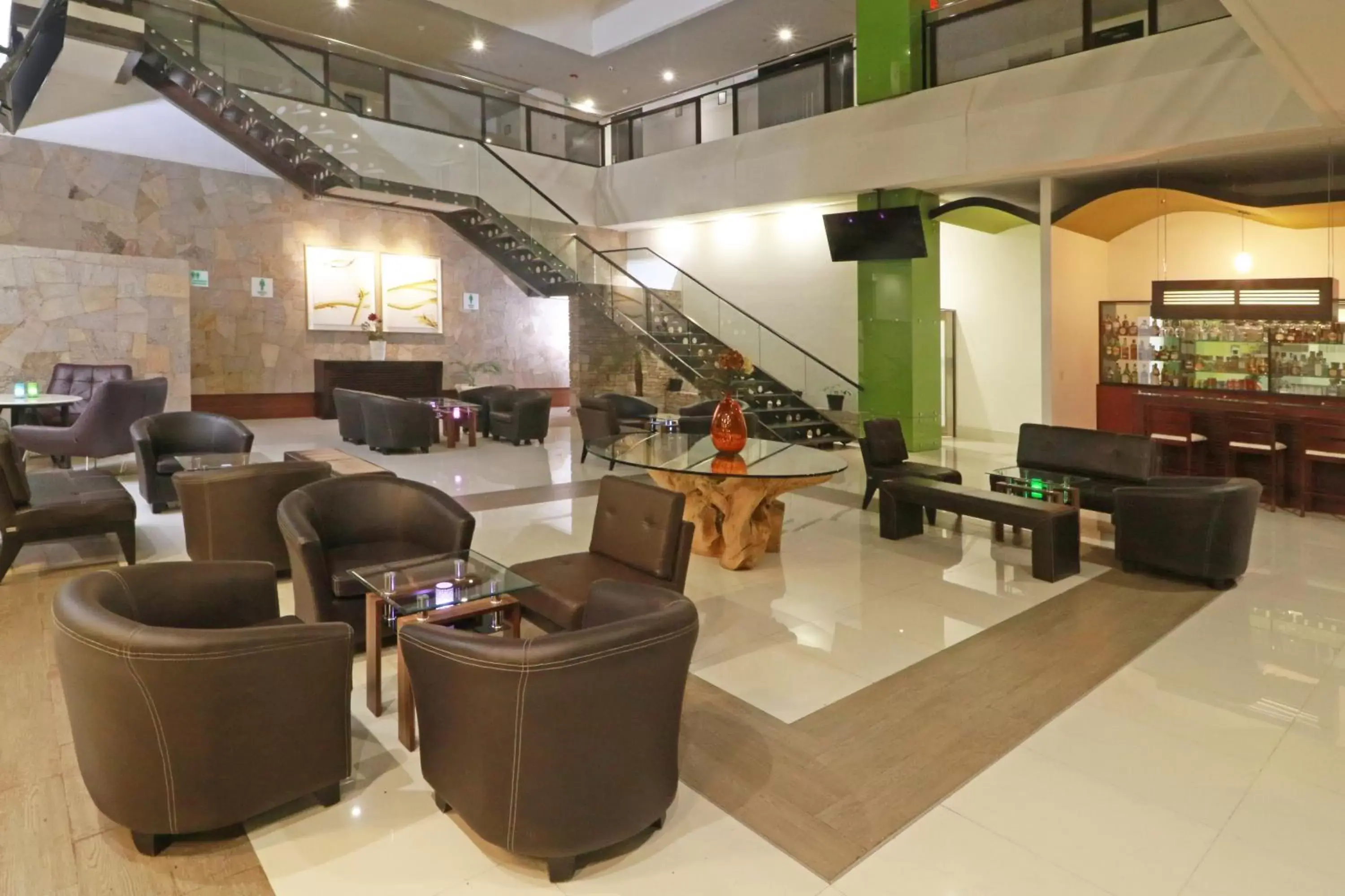 Lounge or bar, Lobby/Reception in Holiday Inn Queretaro Zona Krystal, an IHG Hotel