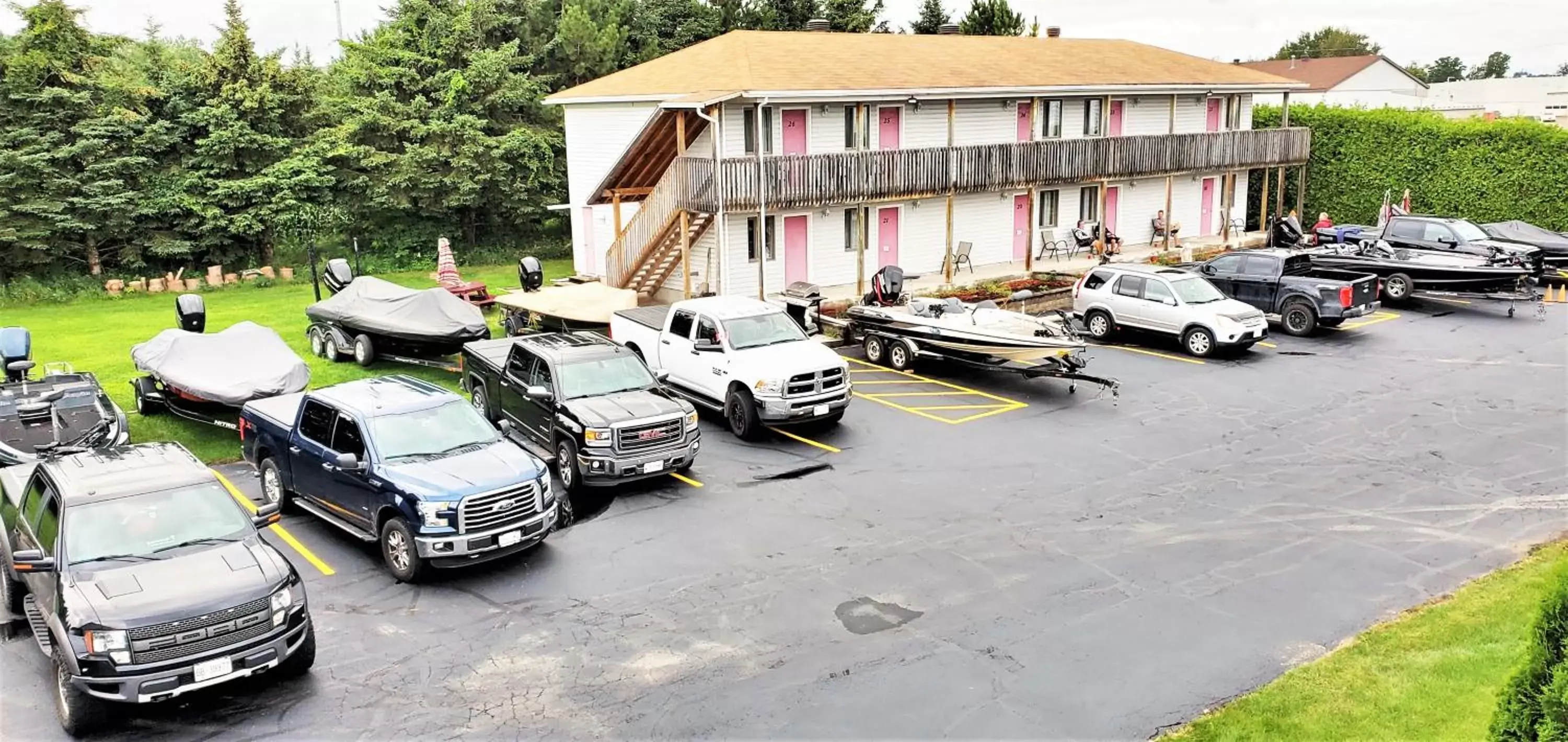 Property building in Knights Inn Colonial Fireside Inn Property building in Knights Inn Colonial Fireside Inn