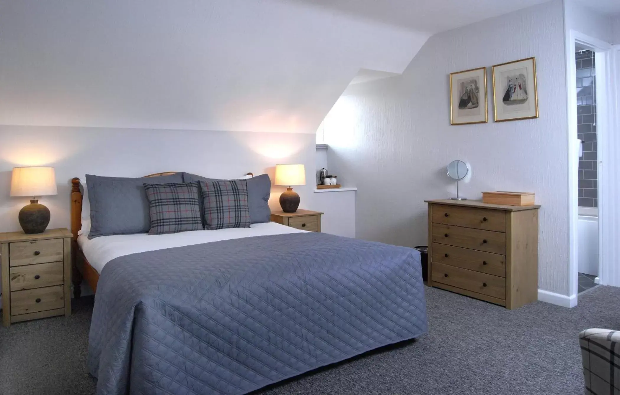 Bedroom, Bed in The George at Nunney