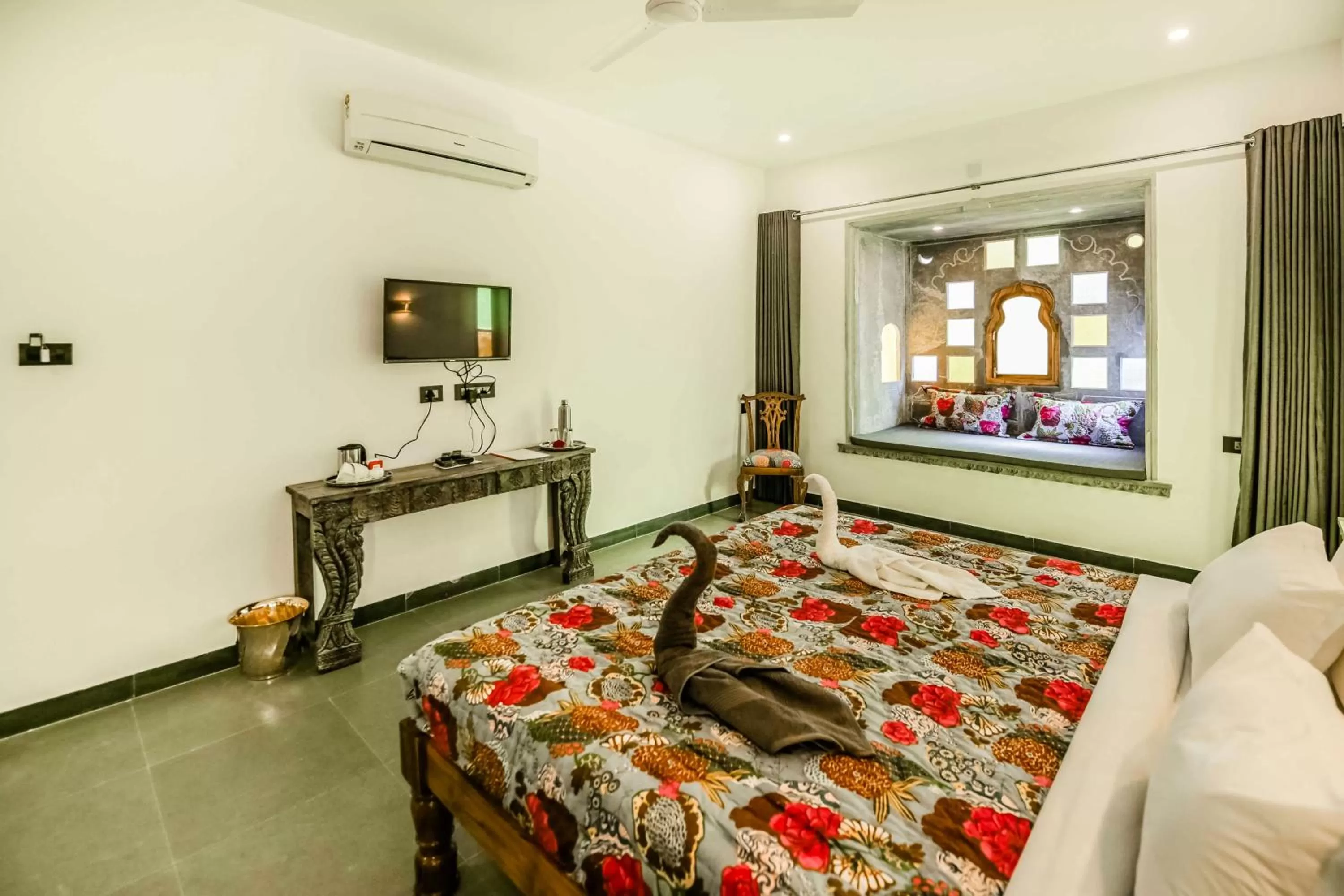 Bed in The Neem Tree