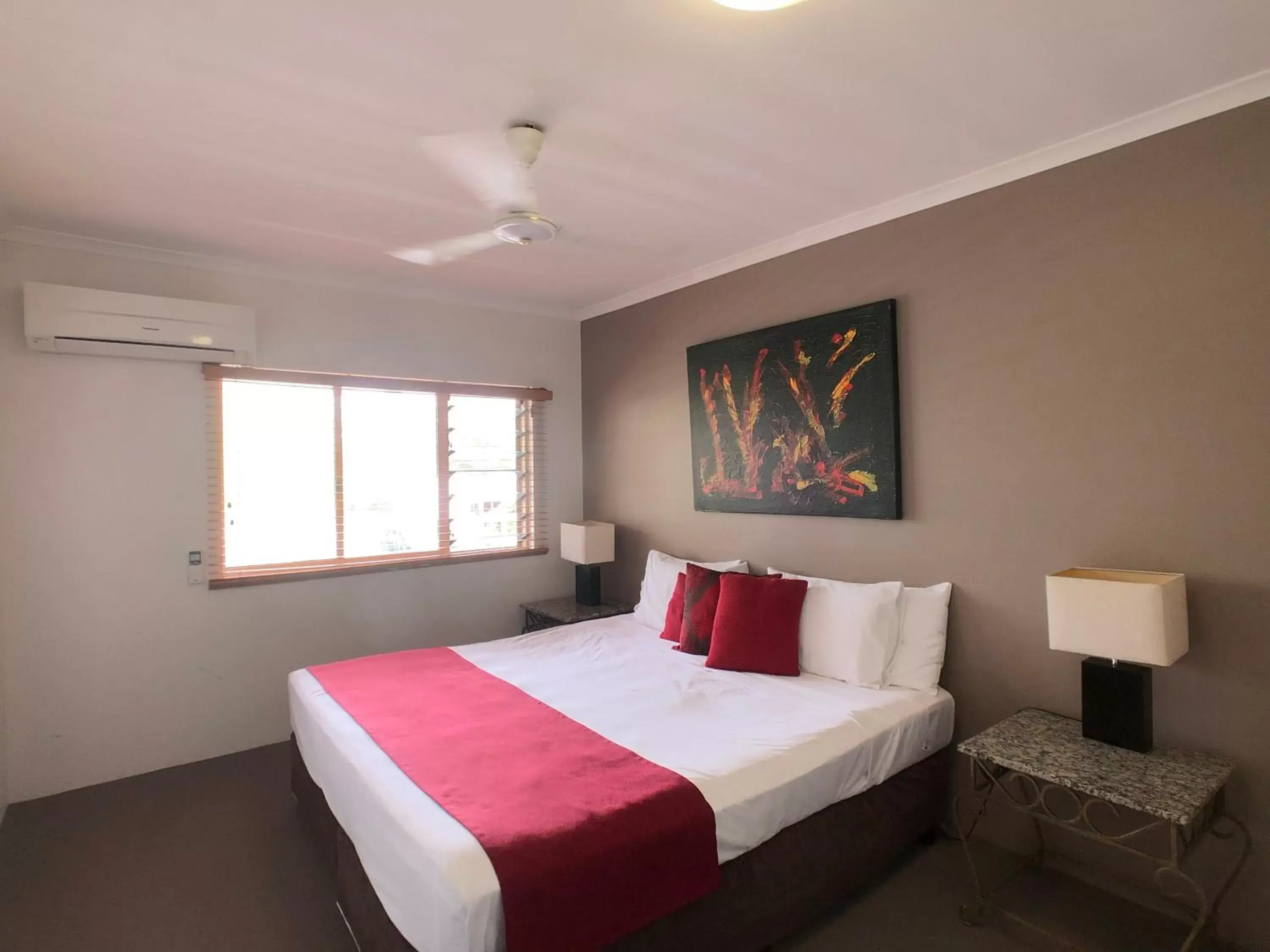 Bedroom, Bed in Cairns Beach Resort