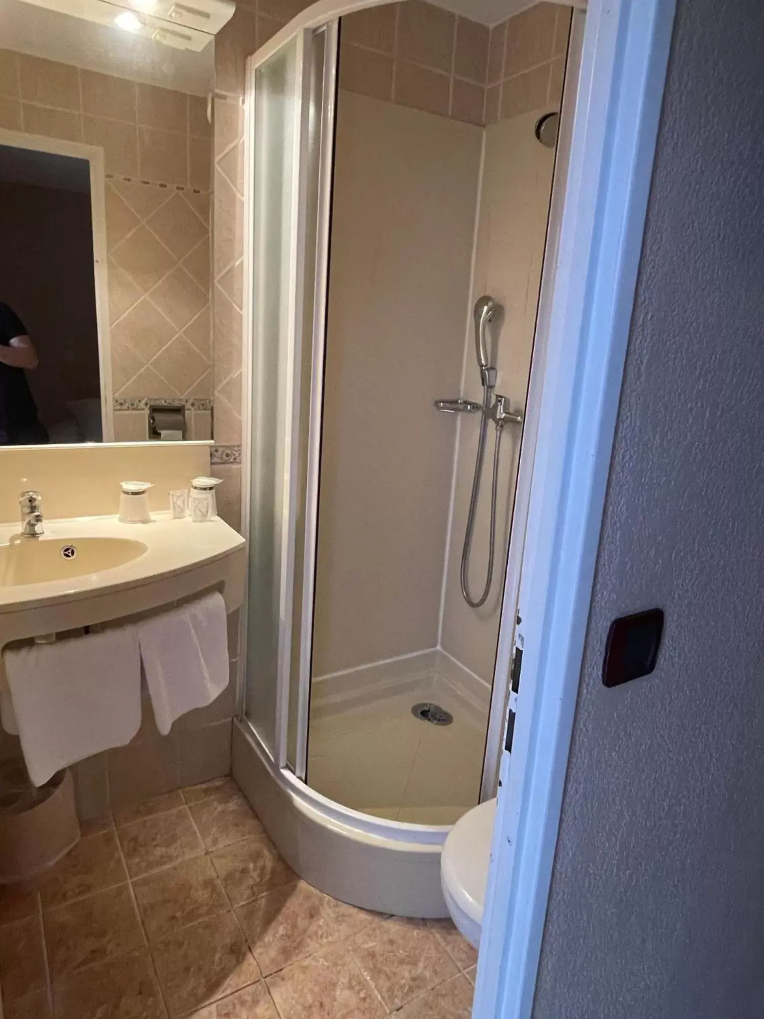 Bathroom in Hotel & Restaurant Le Mejean - Parc des Expositions