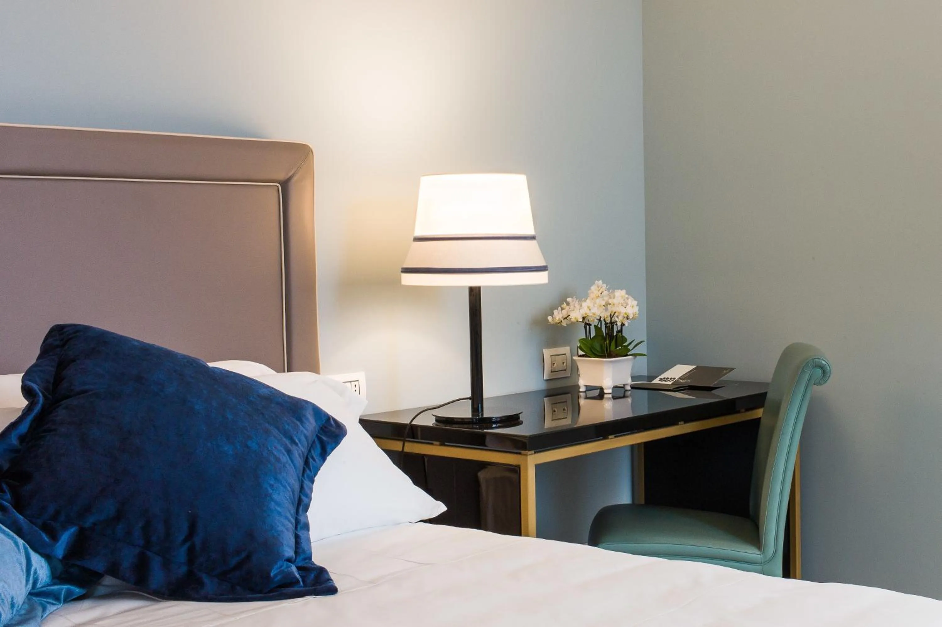 Seating area, Bed in Turin Palace Hotel