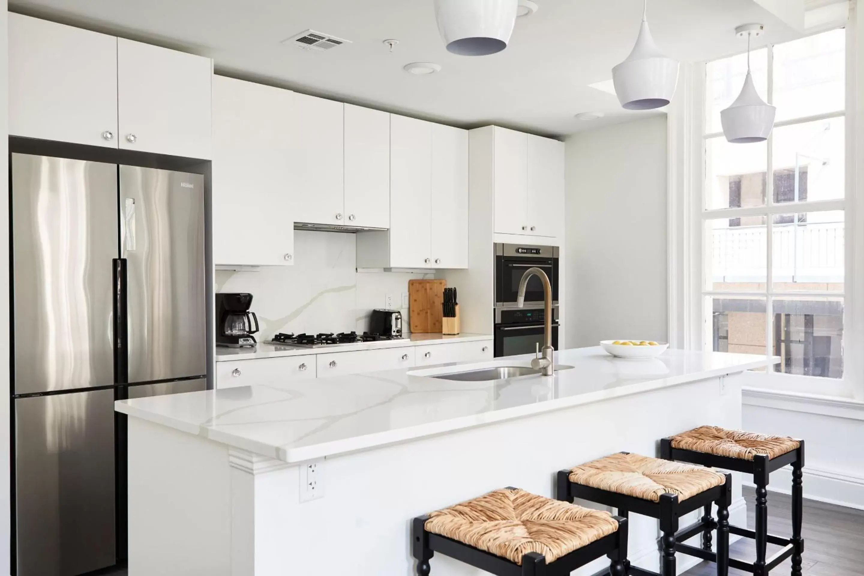 Living room, Kitchen/Kitchenette in Sonder Lafayette Square