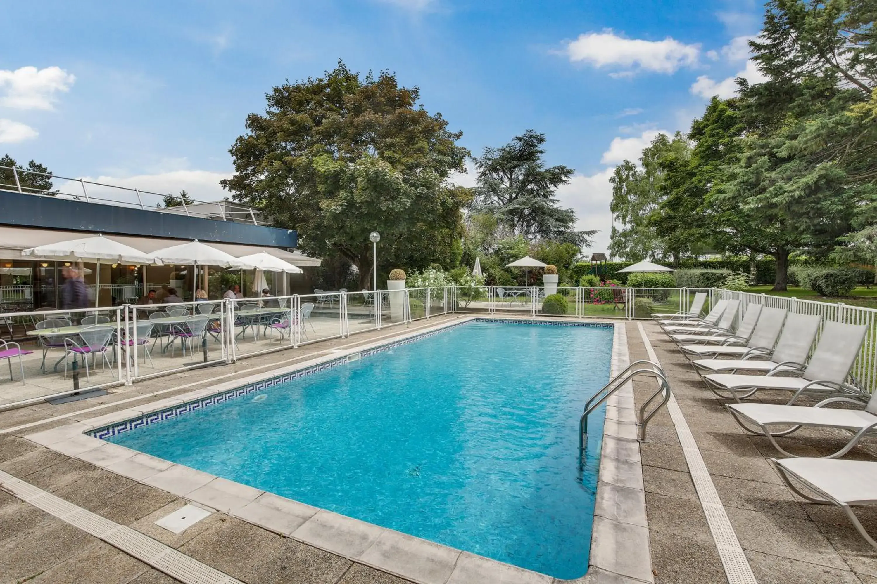 Property building, Swimming Pool in Novotel Poissy Orgeval
