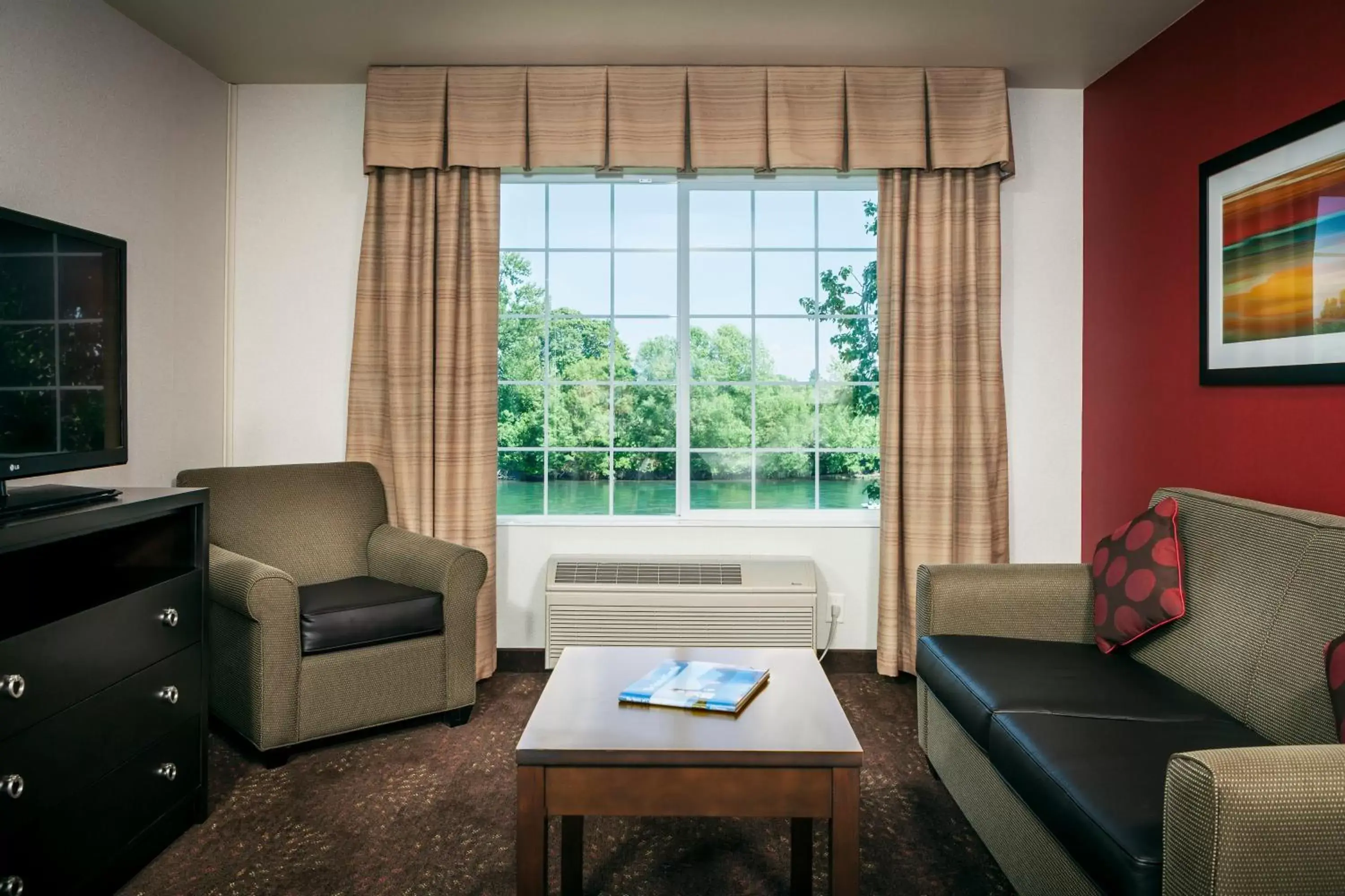 Bedroom, Seating Area in Holiday Inn Express Corvallis-On the River, an IHG Hotel