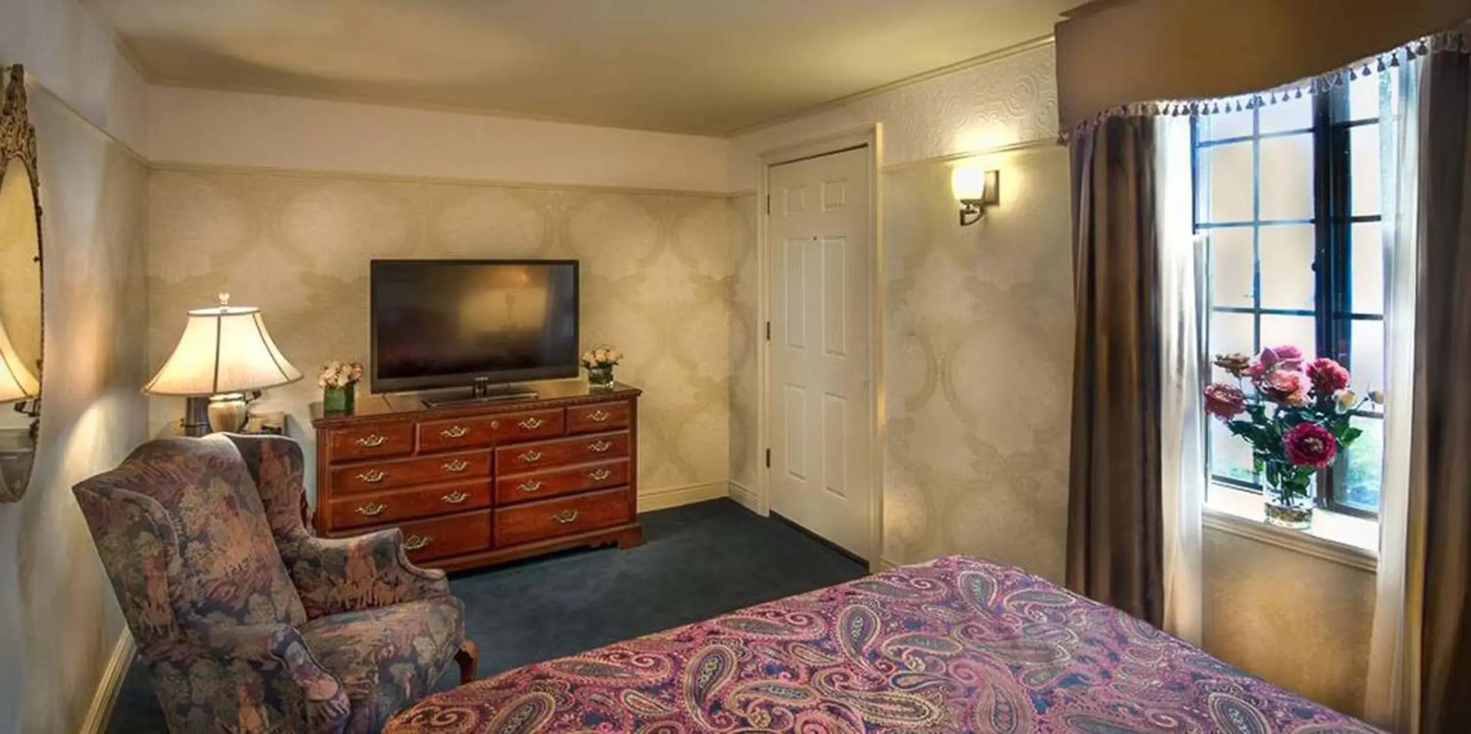 TV and multimedia, TV/Entertainment Center in Red Coach Inn