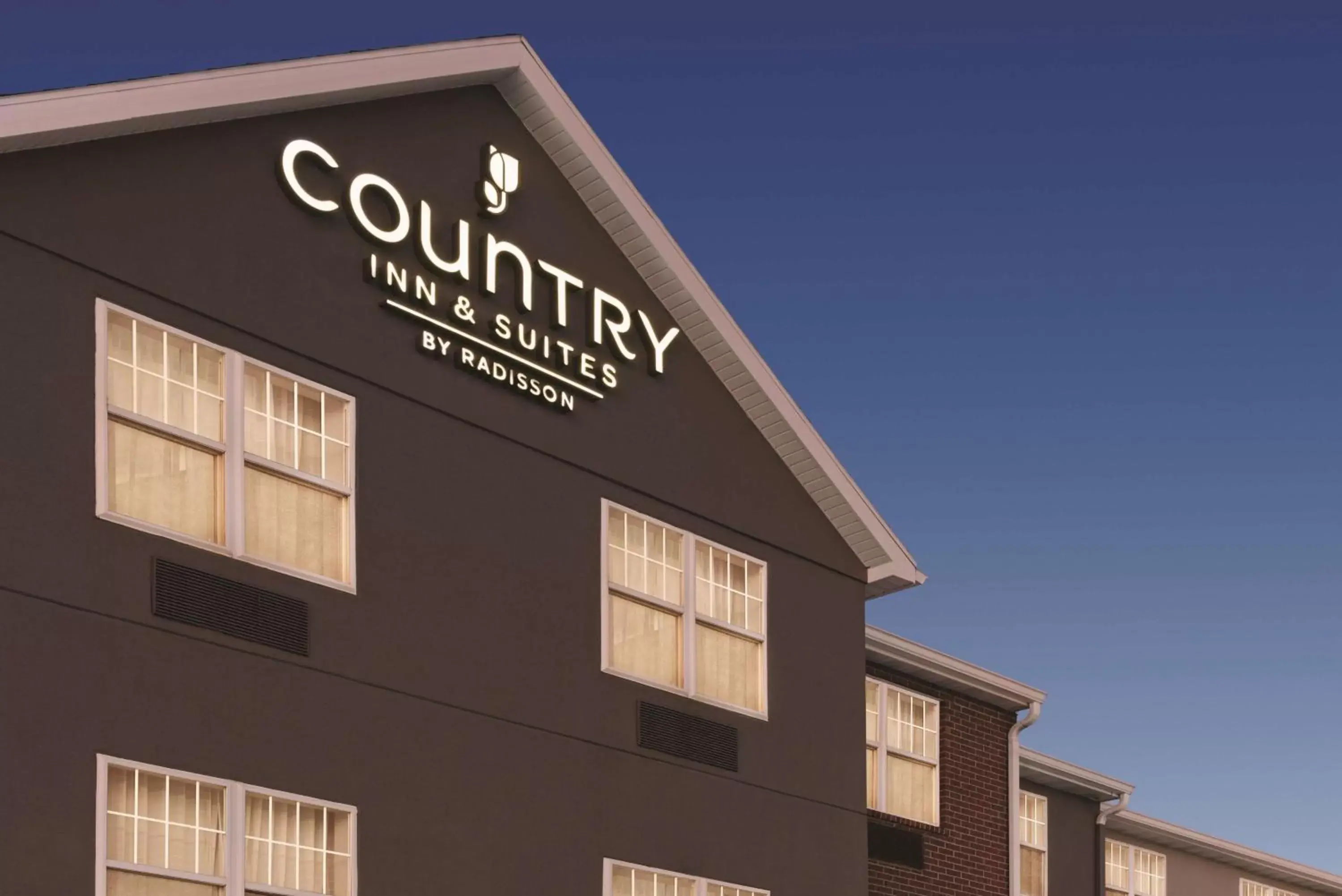 Property building in Country Inn & Suites by Radisson, Dubuque, IA