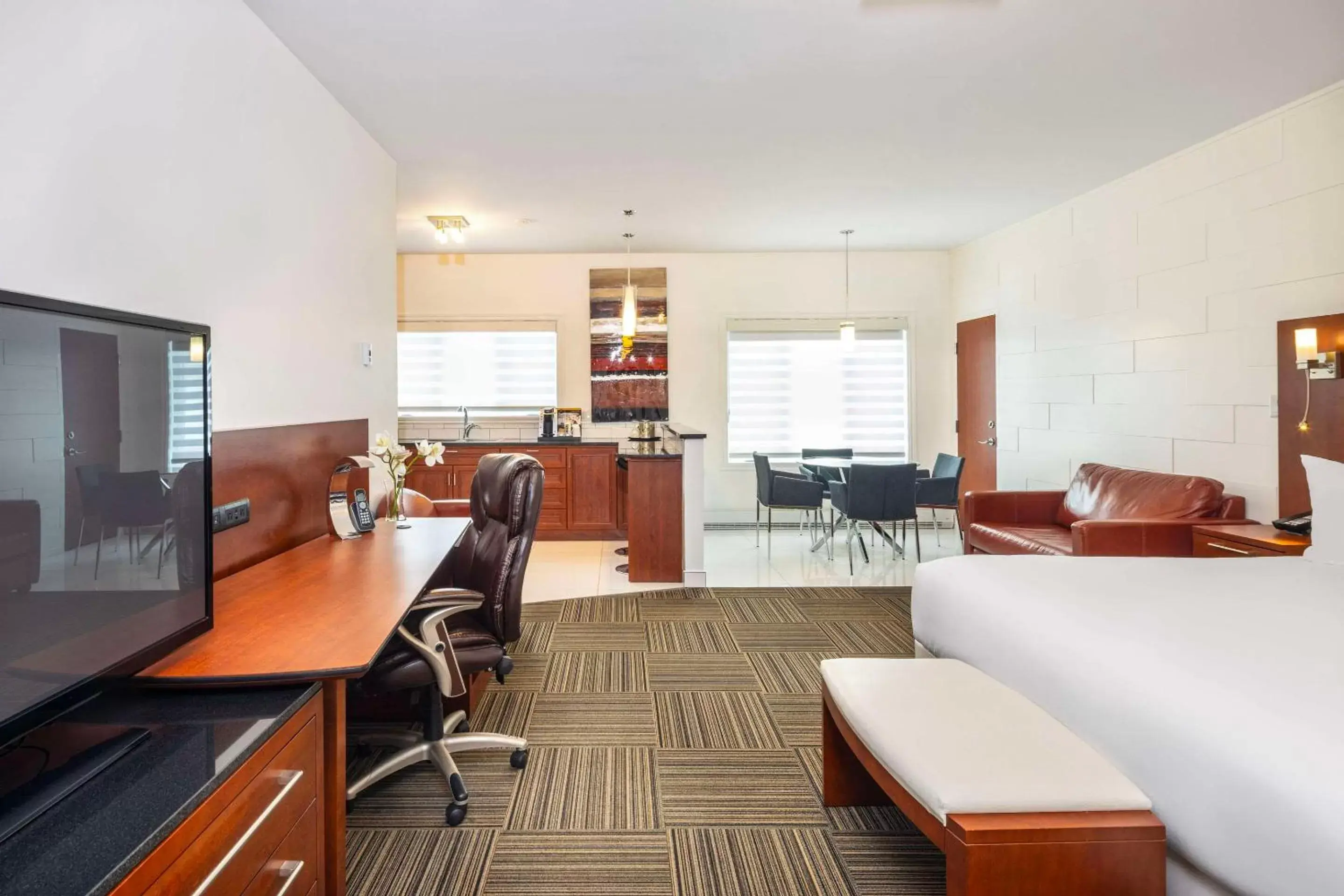 Bedroom, Seating Area in Les Suites de Laviolette Ascend Hotel Collection