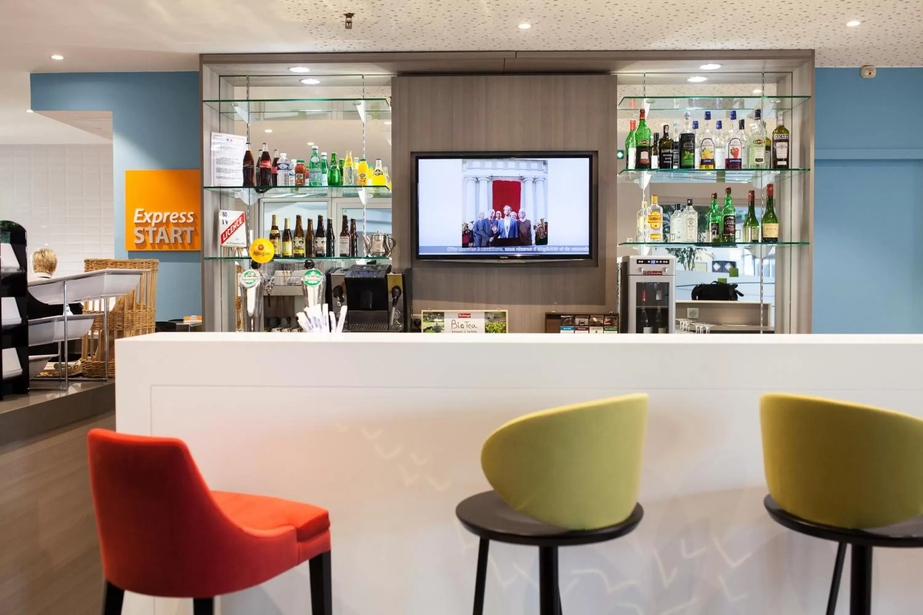 Lounge or bar, Lounge/Bar in Holiday Inn Express Amiens, an IHG Hotel