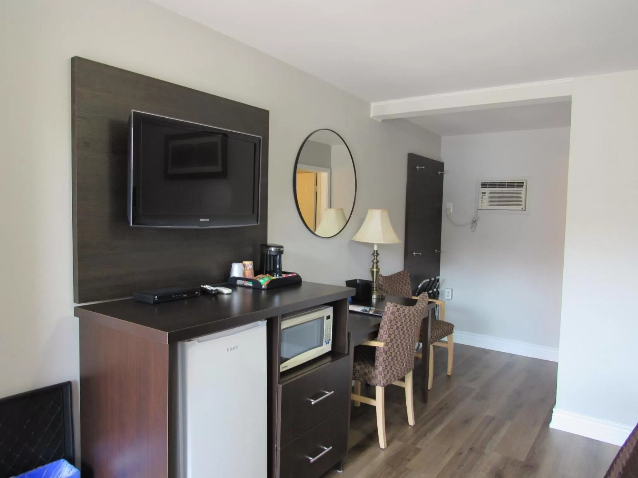 minibar in Cedar Lodge Motel