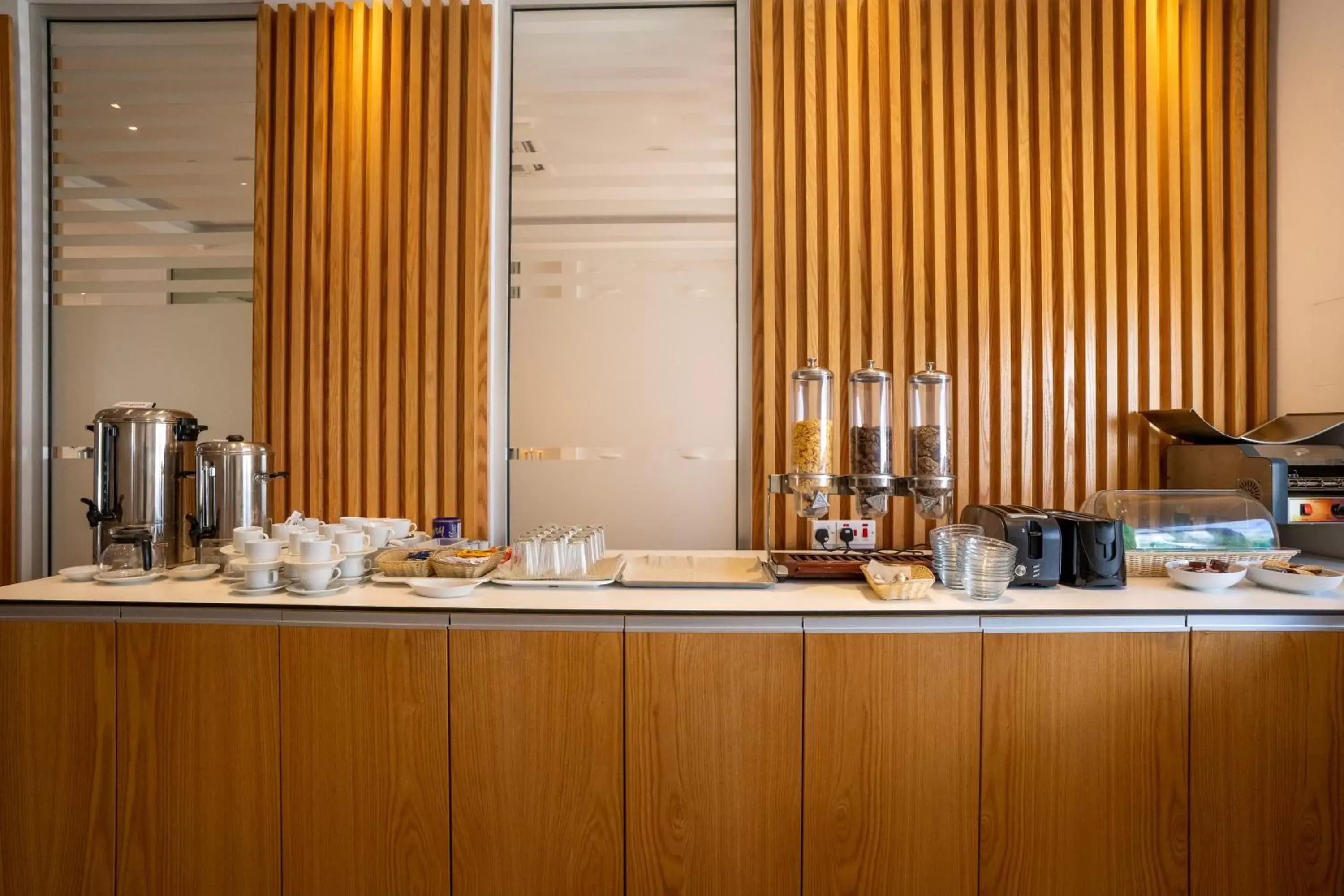 Continental breakfast, Kitchen/Kitchenette in Vrachia Beach Hotel & Suites - Adults Only