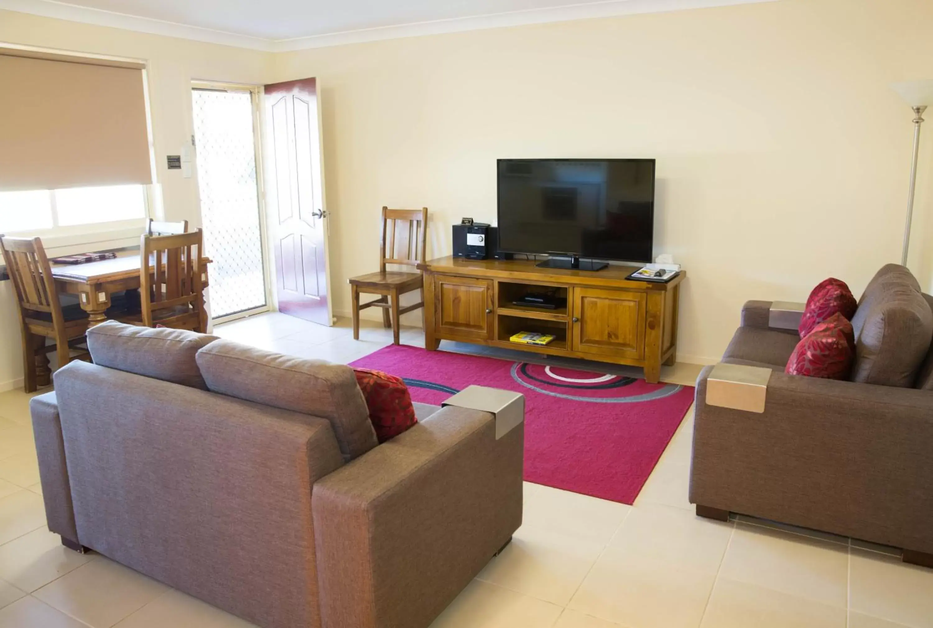 TV and multimedia, Lounge/Bar in Scone Motor Inn & Apartments