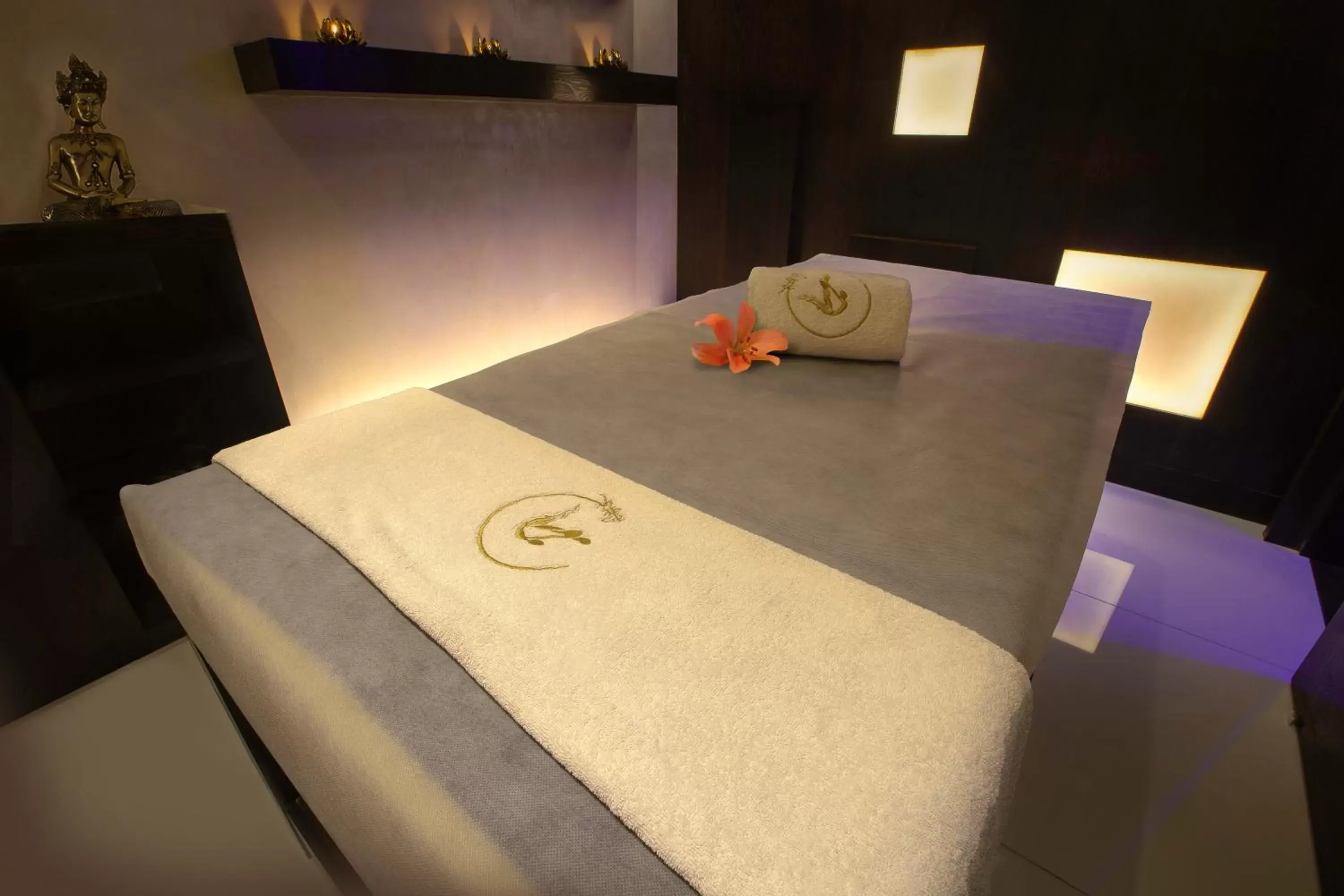 Massage, Bed in Al Sarab Hotel