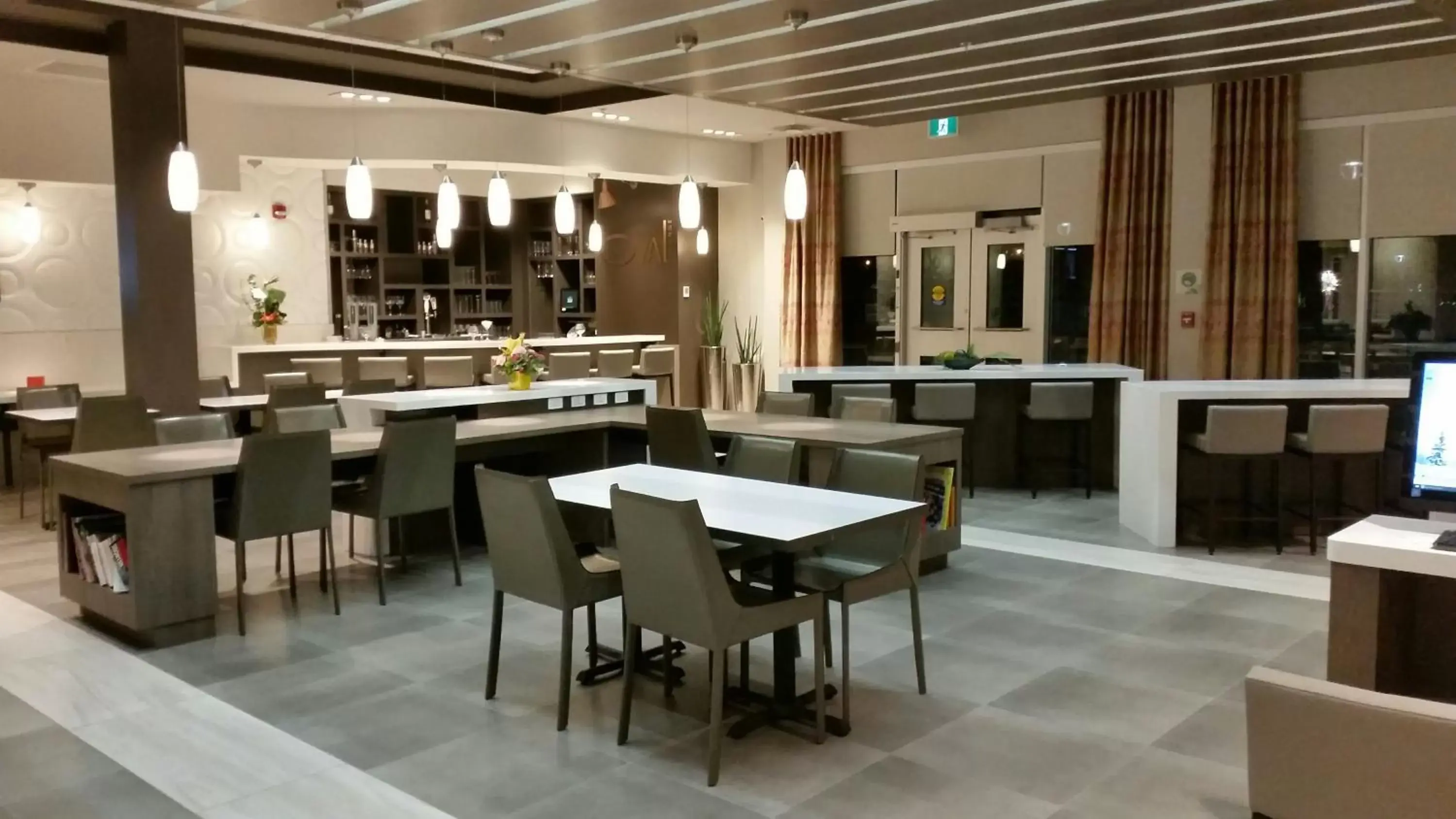 Lounge or bar in Wingate by Wyndham Dieppe Moncton Lounge or bar in Wingate by Wyndham Dieppe Moncton