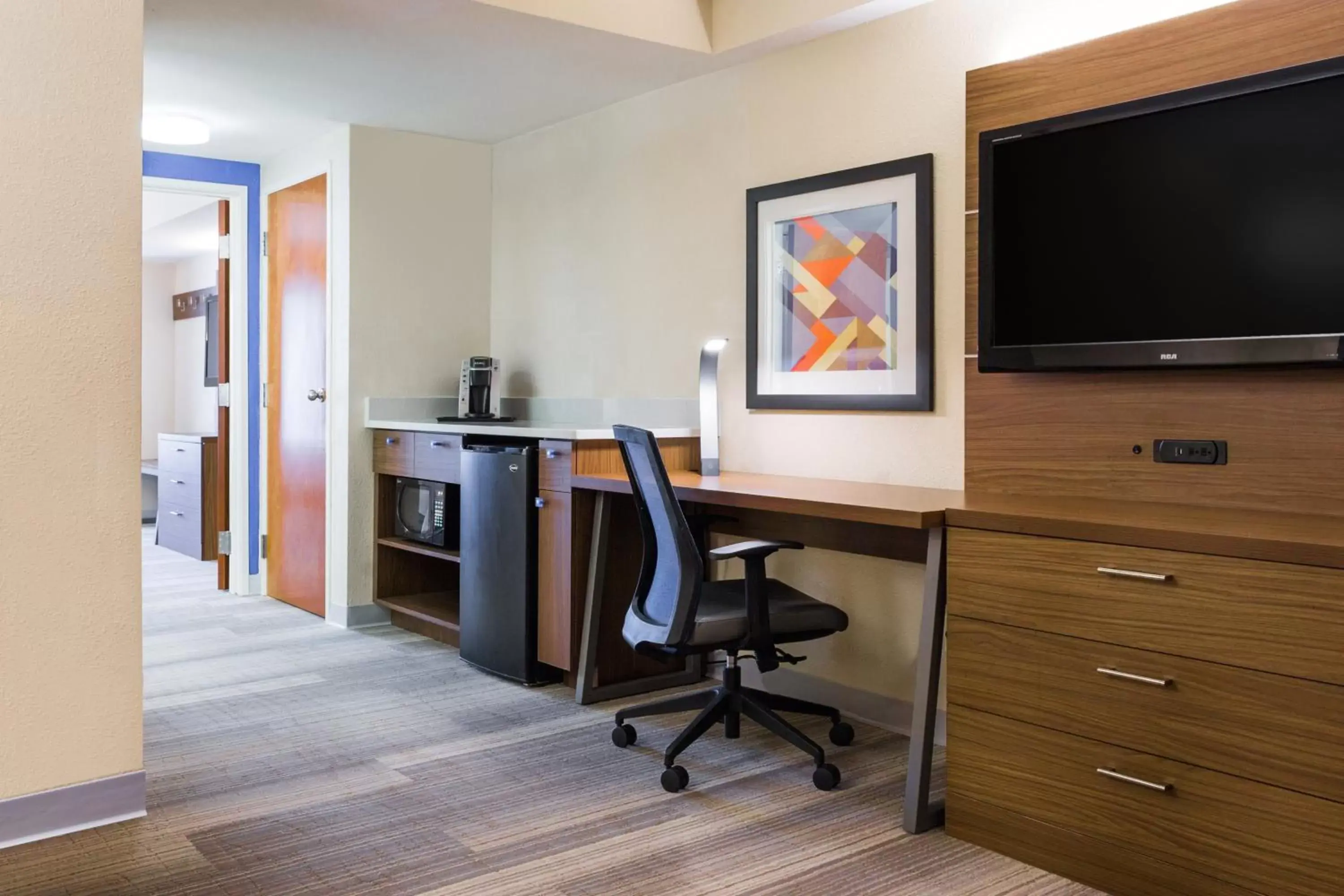 Bedroom, TV/Entertainment Center in Holiday Inn Express Hotel and Suites Petersburg - Fort Lee, an IHG Hotel