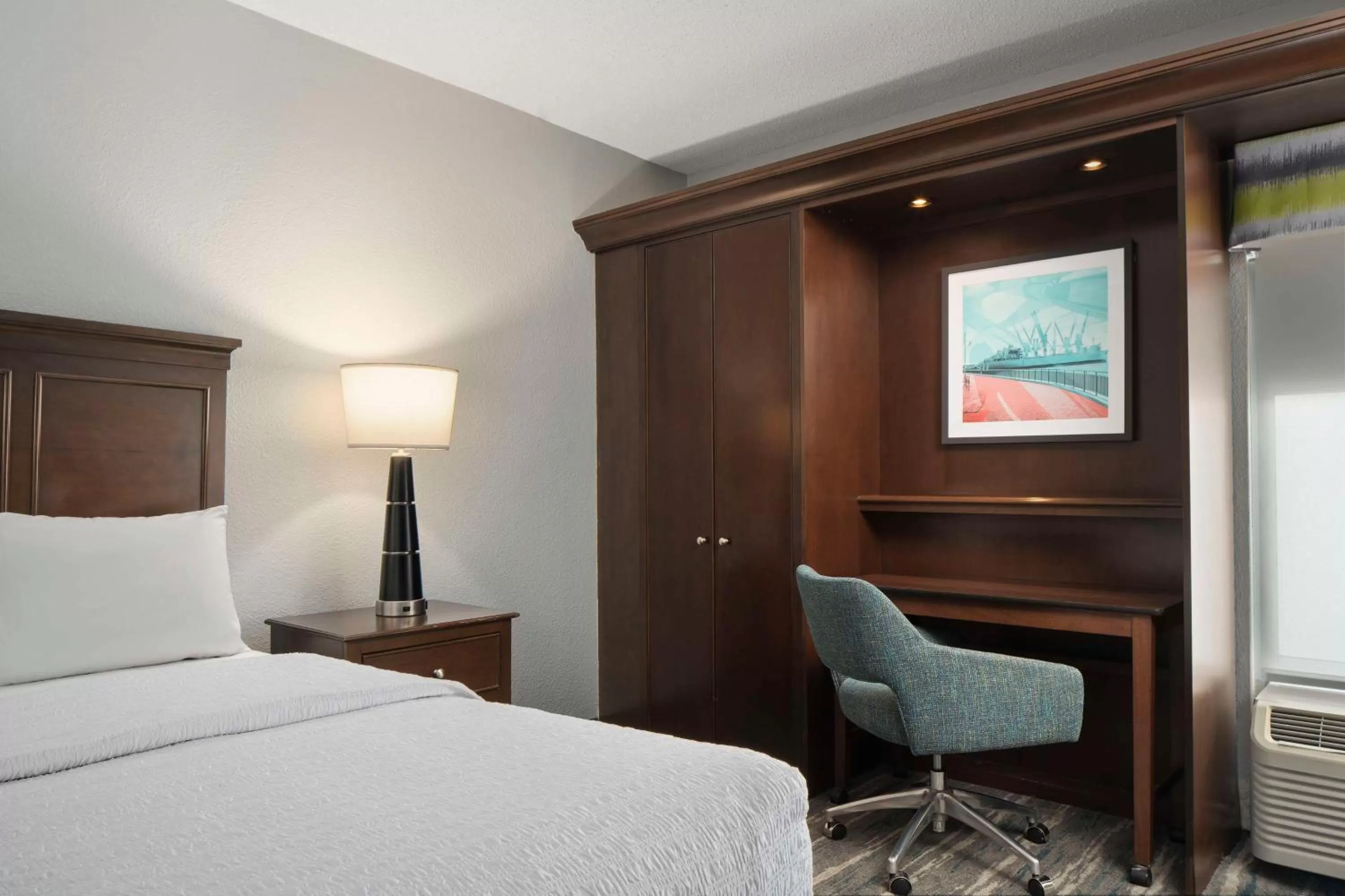 Bedroom, Bed in Hampton Inn & Suites Newport News-Airport - Oyster Point Area