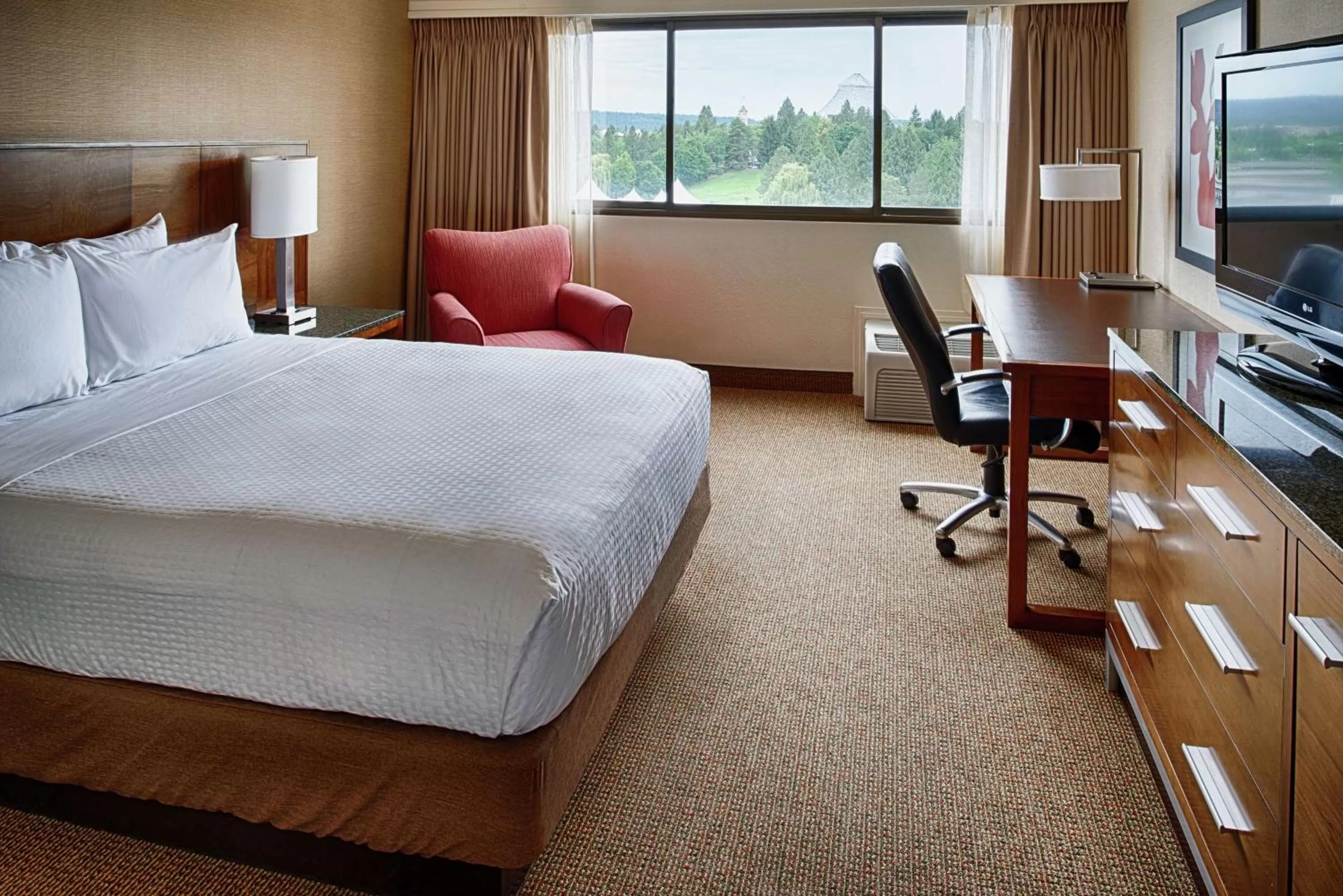 Bedroom, Bed in DoubleTree by Hilton Spokane City Center