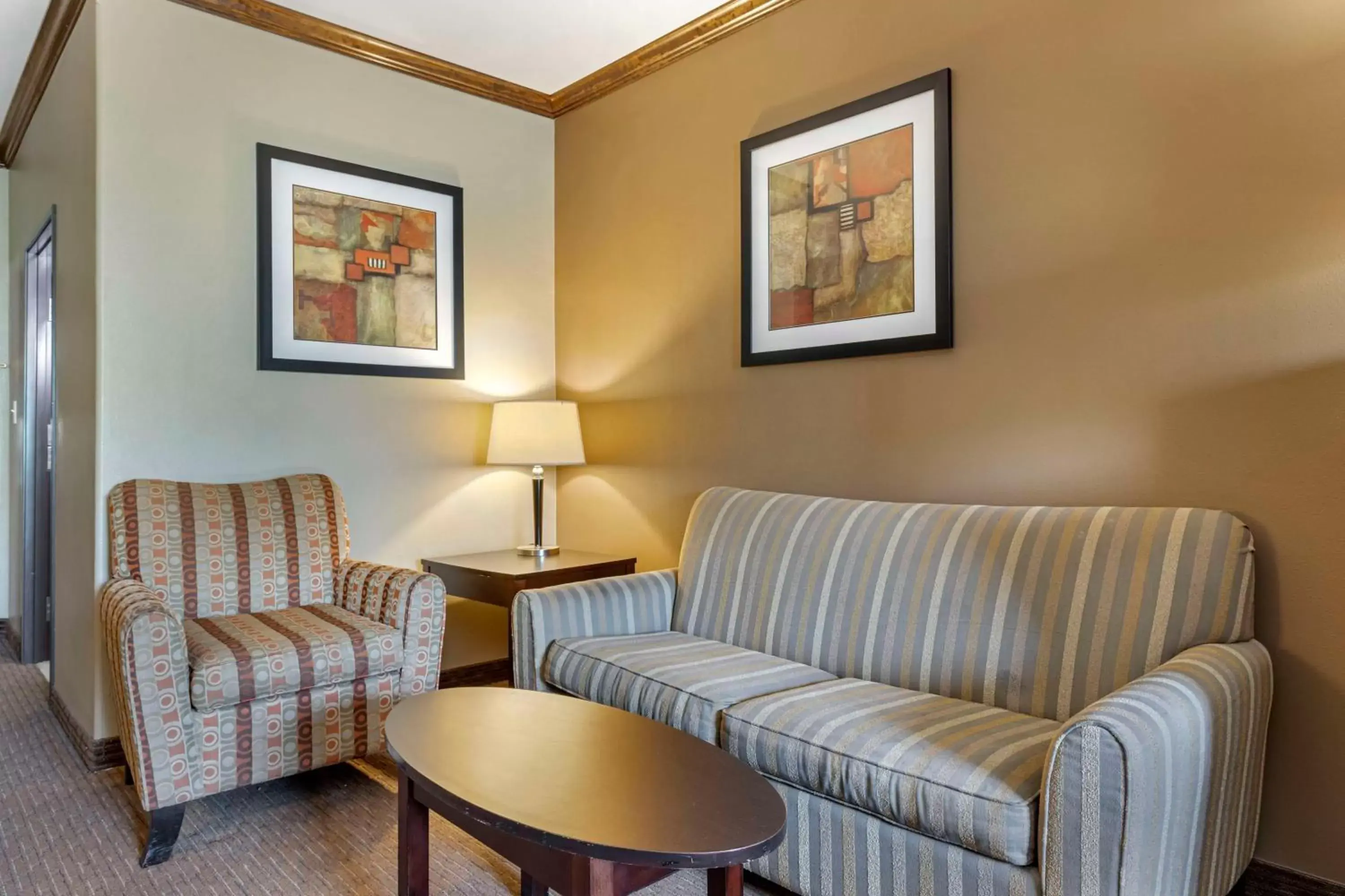 Photo of the whole room, Seating Area in Best Western Plus Hotel and Suites Denison