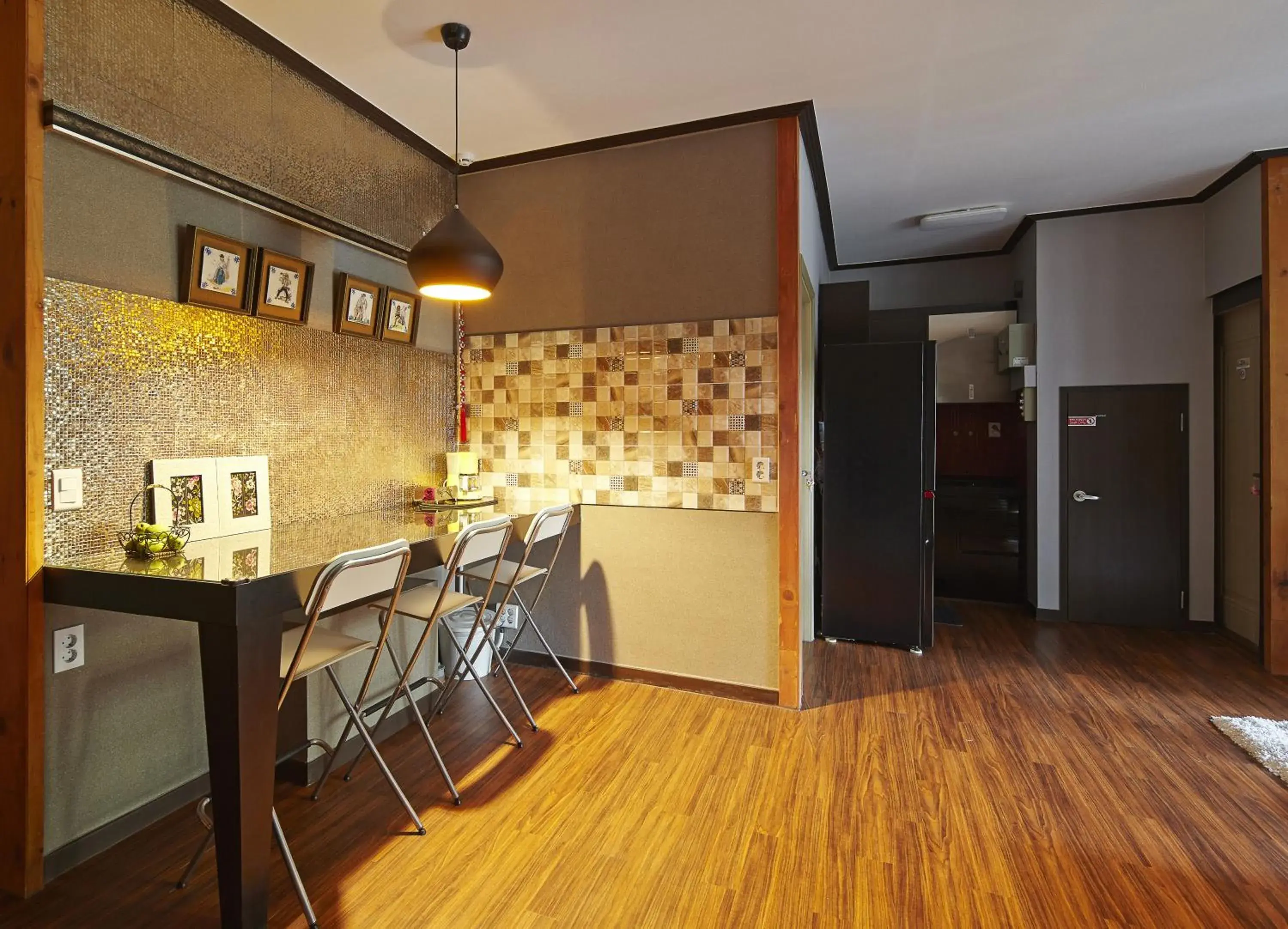 Communal lounge/ TV room, Kitchen/Kitchenette in Jiwoljang Guest House