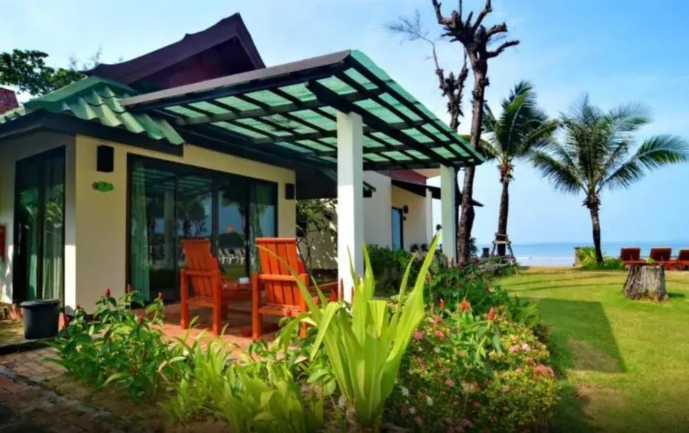 Deluxe Suite with Sea View in Golden Bay Cottage - SHA Extra Plus
