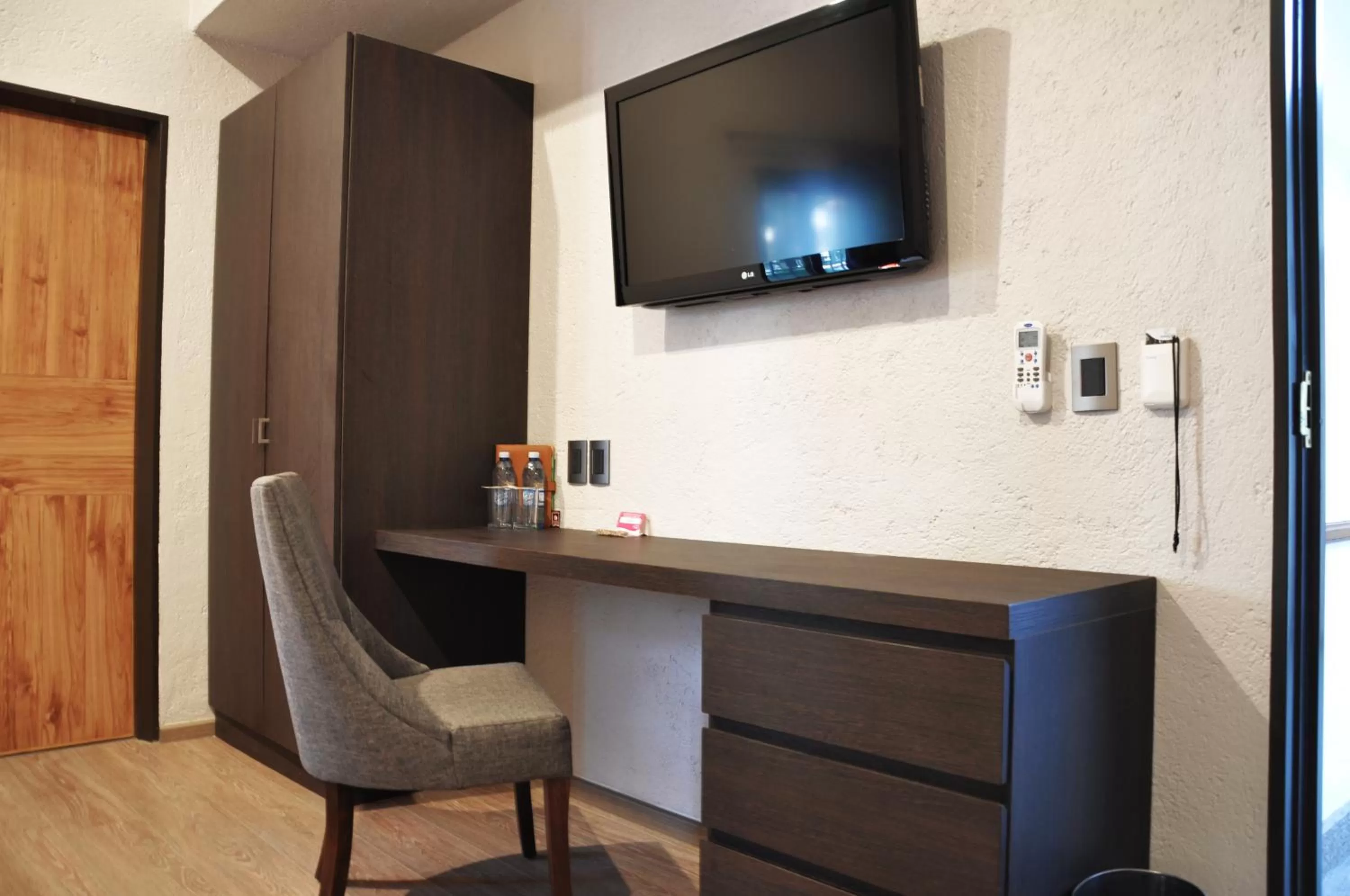 TV and multimedia in Hotel Flamingo Inn