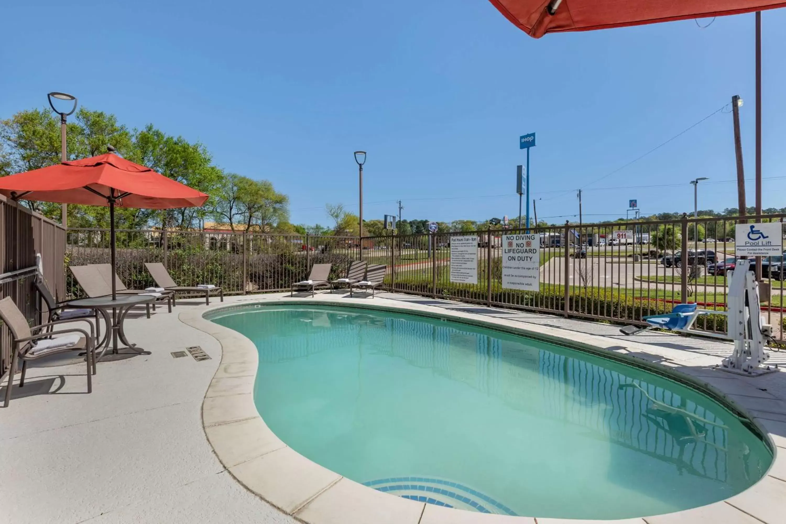 Pool view, Swimming Pool in Best Western Lindale Inn