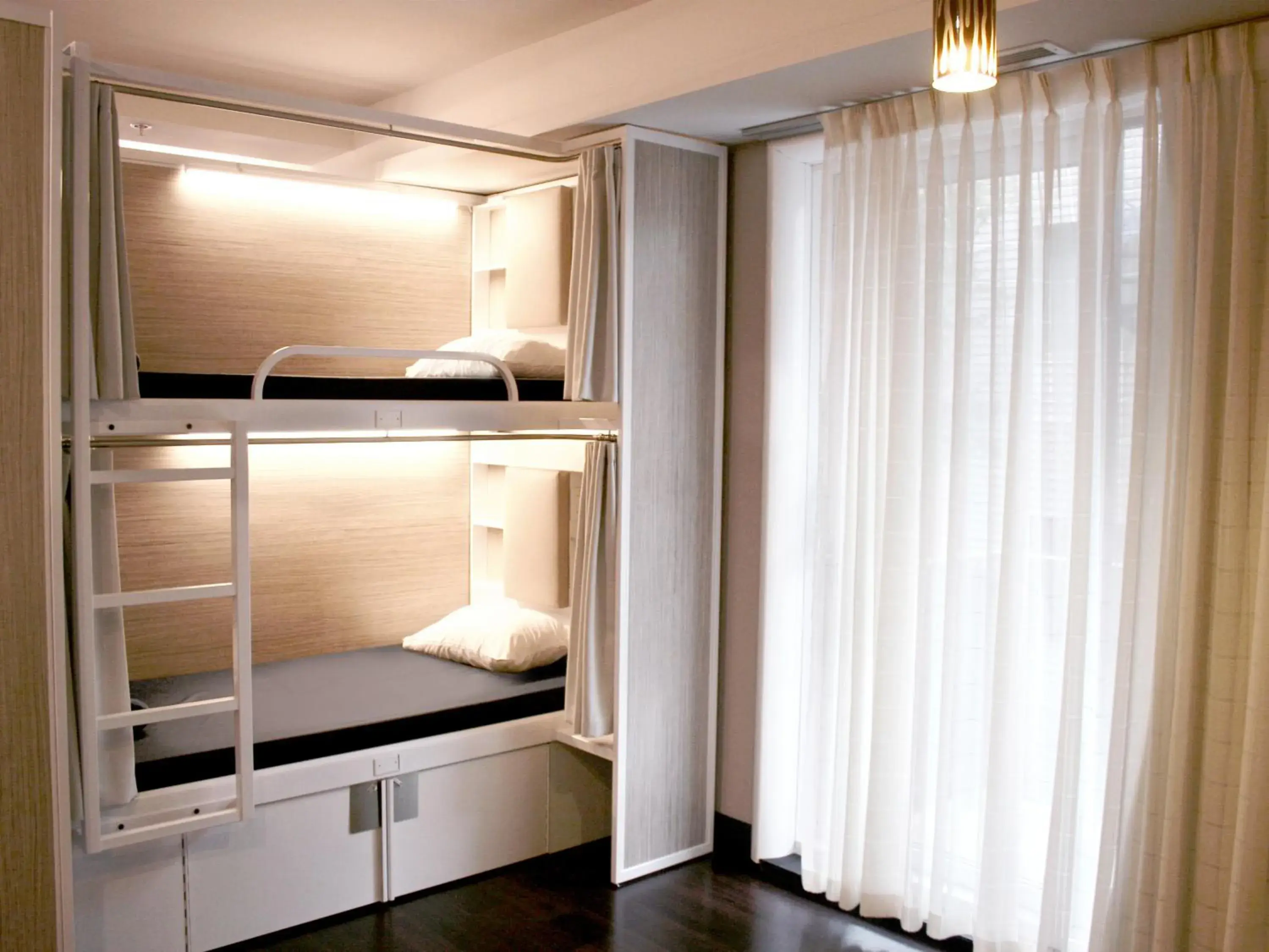 Shower, Bunk Bed in M Montreal Hostel