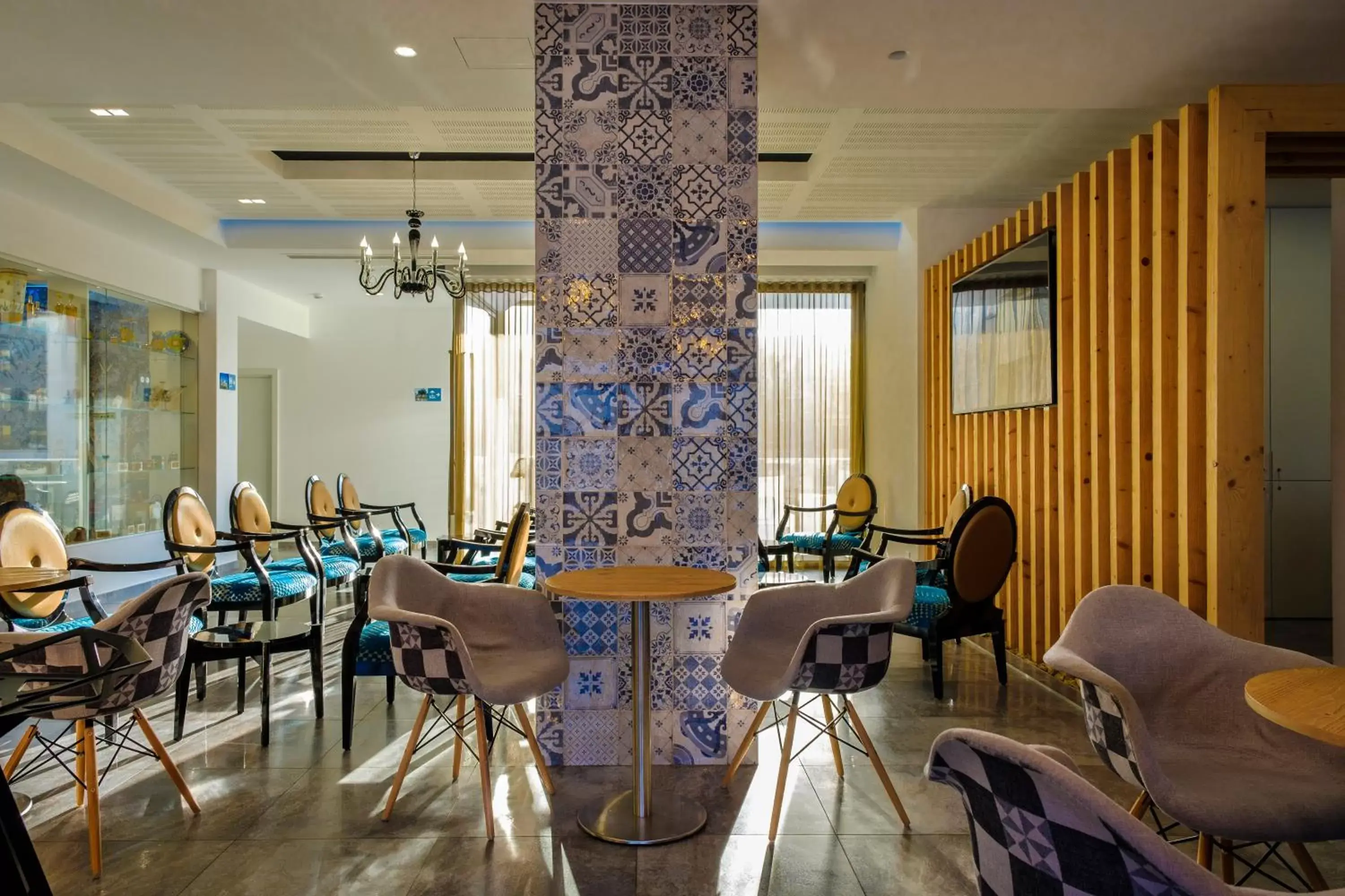 Lounge or bar, Restaurant/Places to Eat in Hotel Serra d'Aire - Boutique Hotel