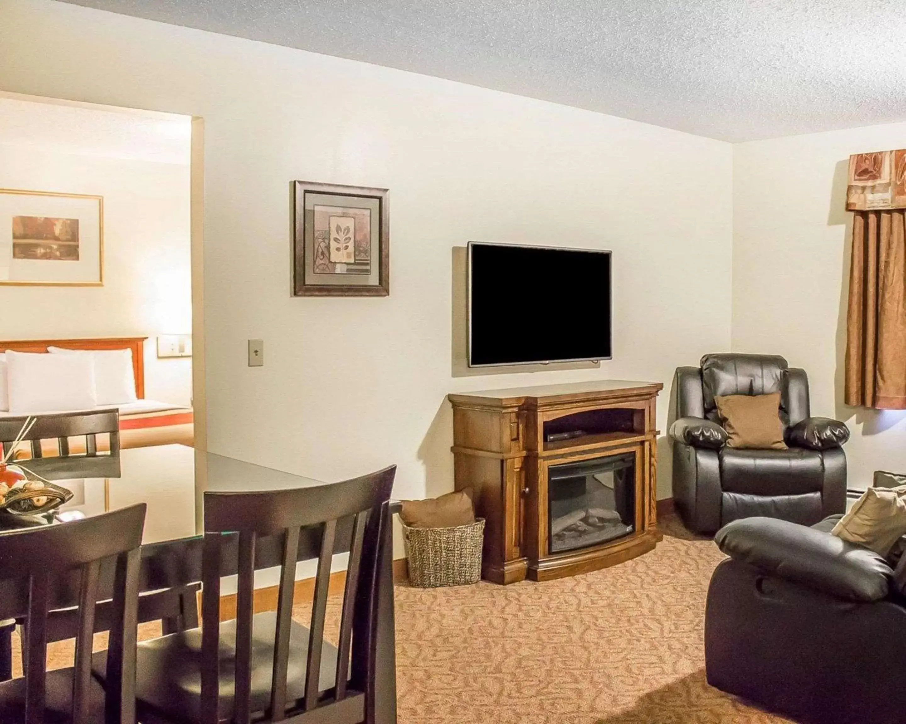 Photo of the whole room, TV/Entertainment Center in Econo Lodge On the Bay