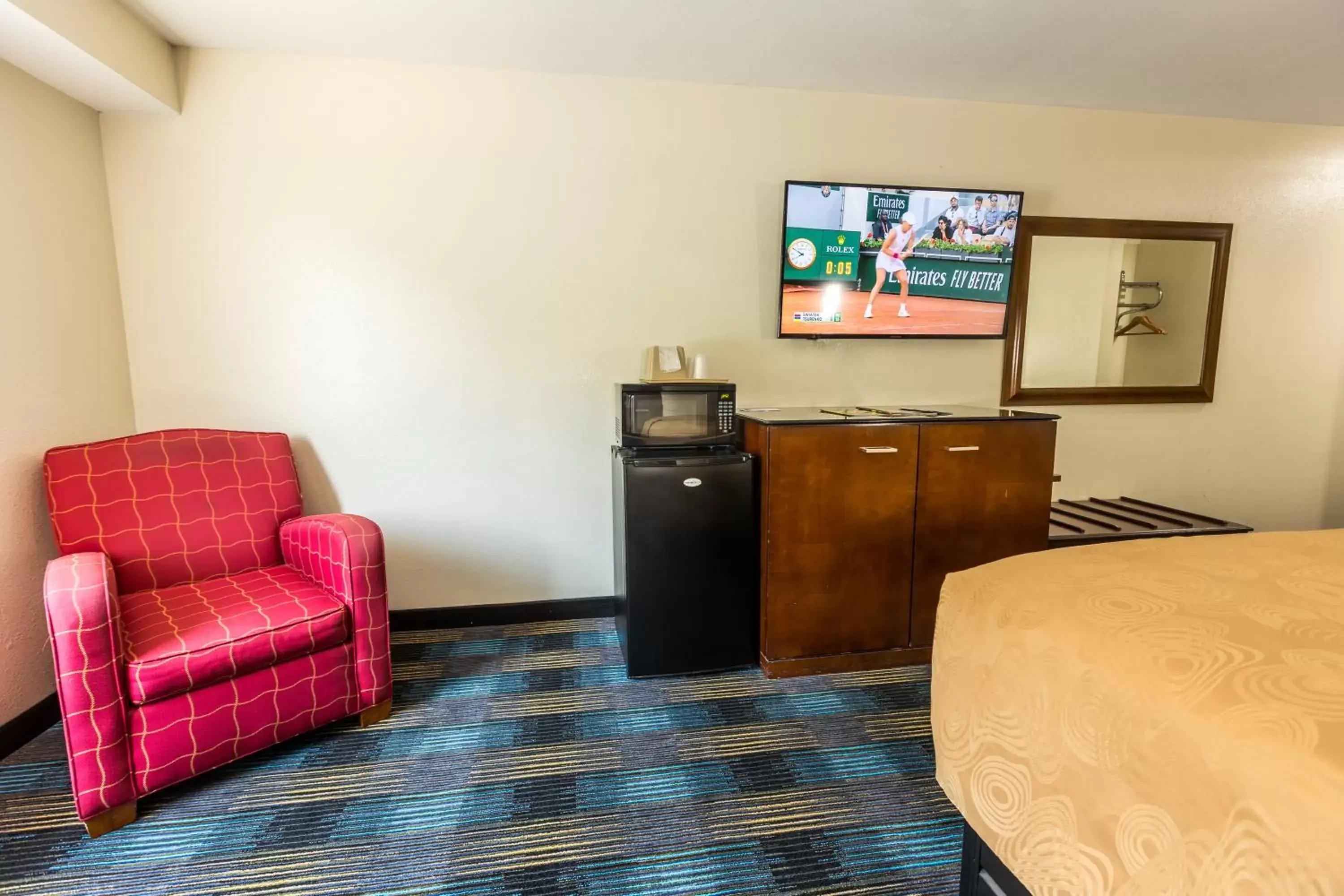 Bed, TV/Entertainment Center in Rosebud Inn