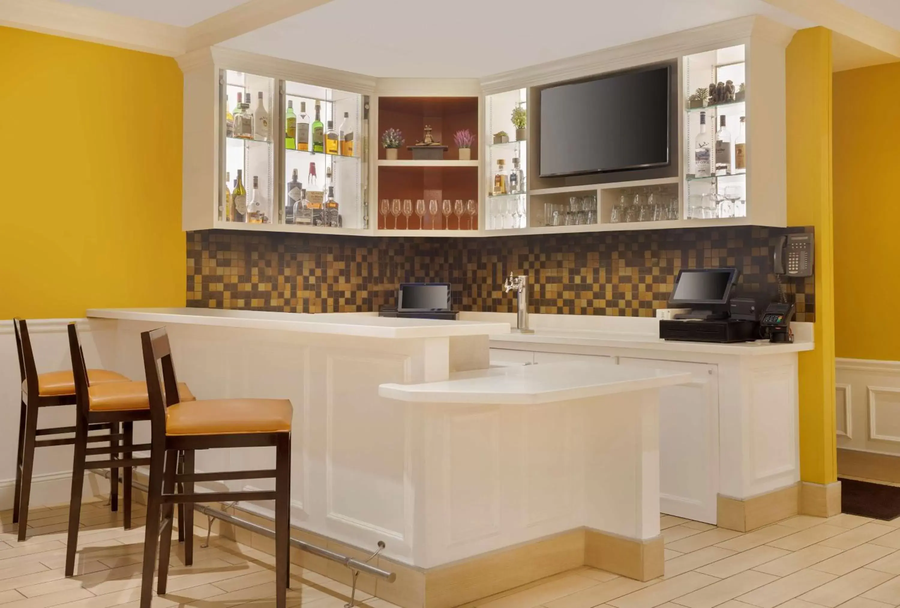 Lounge or bar, Kitchen/Kitchenette in Hilton Garden Inn LAX - El Segundo