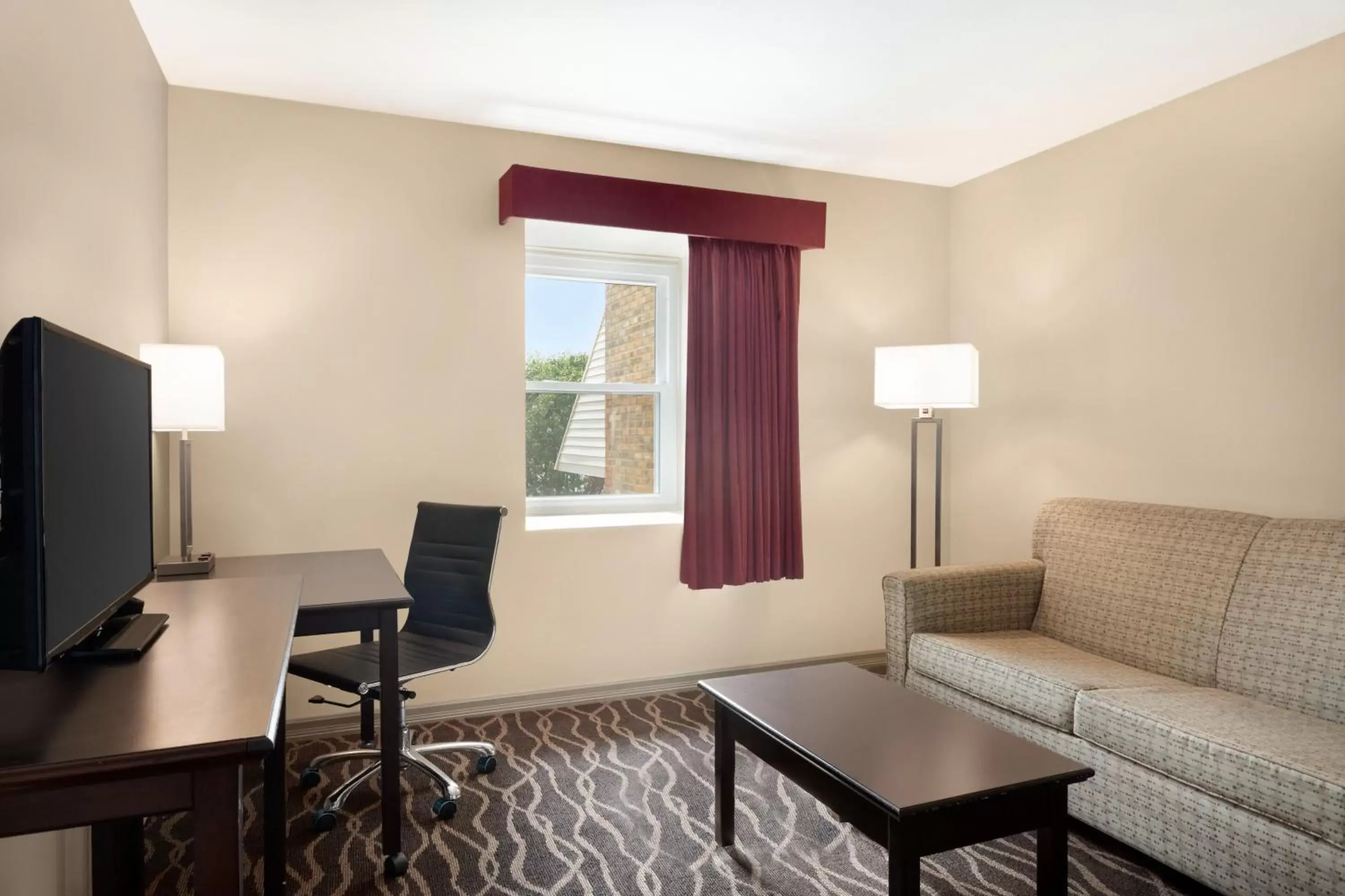 Seating Area in Days Inn and Suites by Wyndham Sikeston